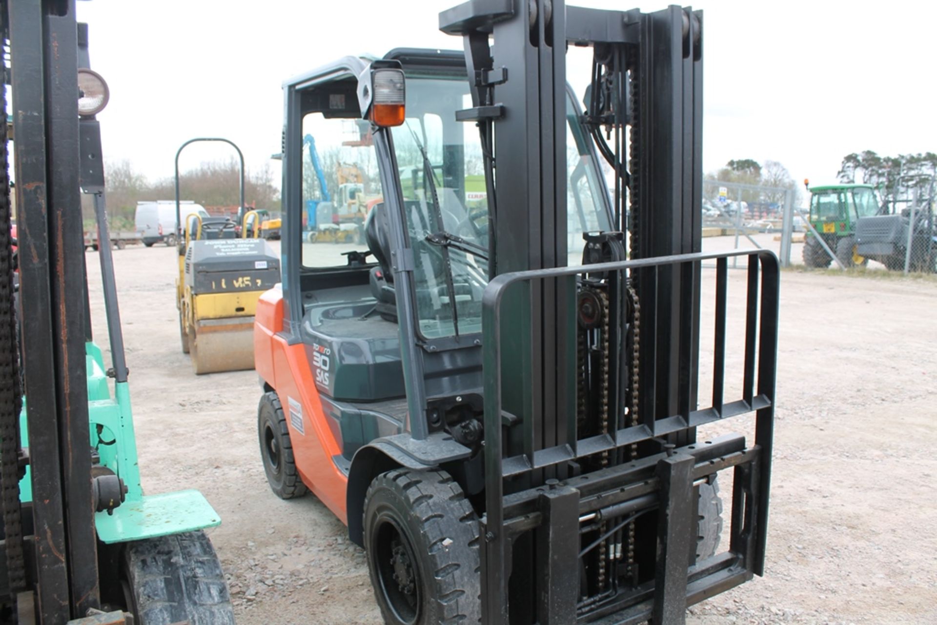 TOYOTA FORKLIFT , 02-8FDF30, DIESEL POWERED, LOLER CERTFICATED, SIDE SHIFT, 4.3M FULL FREE LIFT MAST - Image 4 of 5