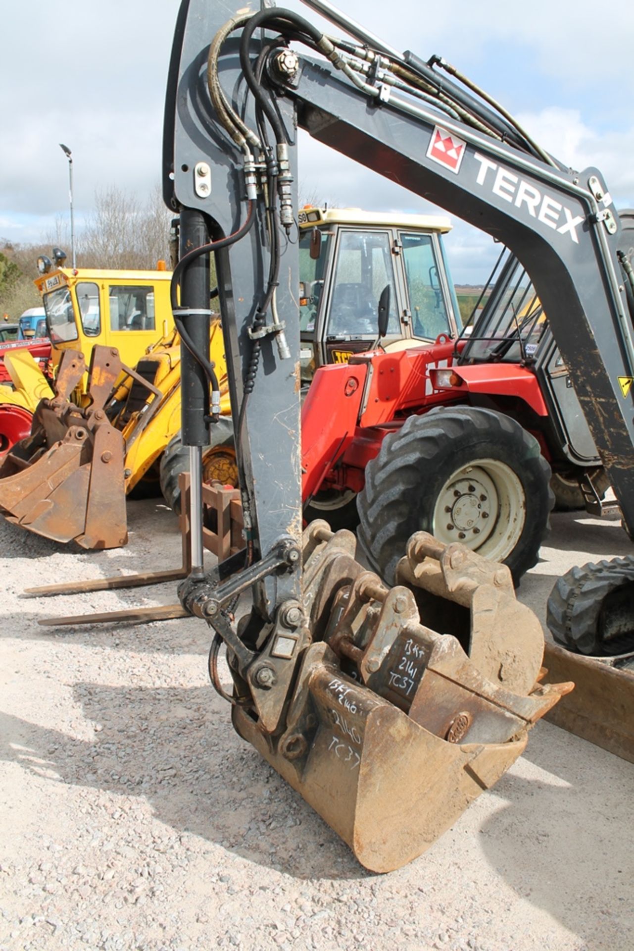 TEREX TC37, 3377HRS, 3.7T EXCAVATOR, C/W HITCH & 4 BUCKETS., G, PLUS VAT - Image 3 of 7