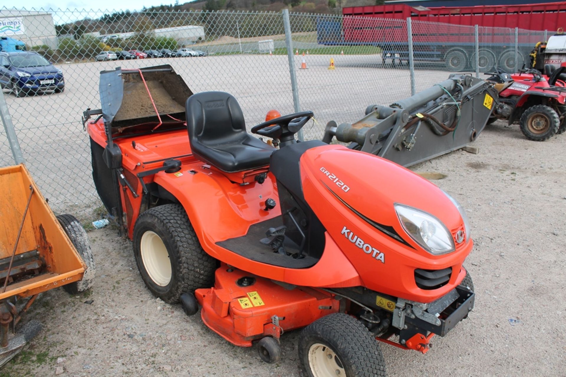 KUBOTA GR2120 RIDE ON MOWER KEY IN P/CABIN