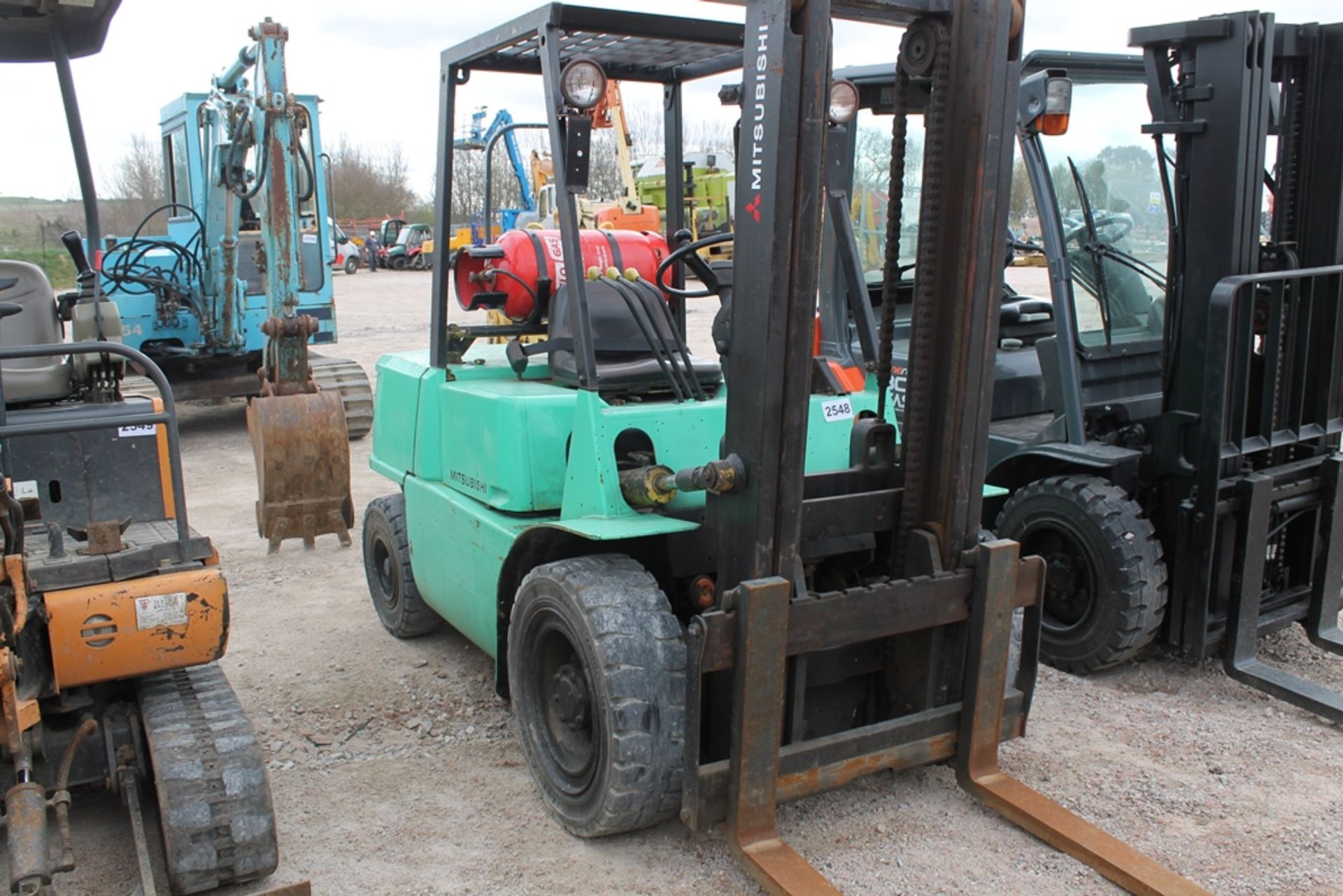 MITSUBISHI FORKLIFT FG30 , GAS POWERED, LIFT CAPACITY 3000KG, + VAT - Image 4 of 4