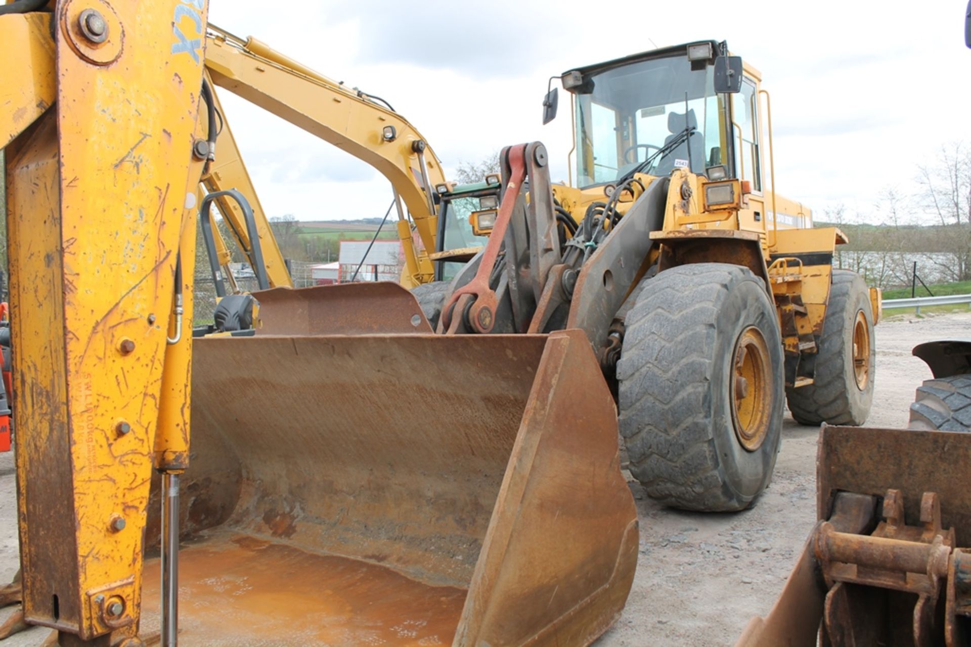 Volvo Bm L120c Loading Shovel - 6700cc 2 Door Tractor