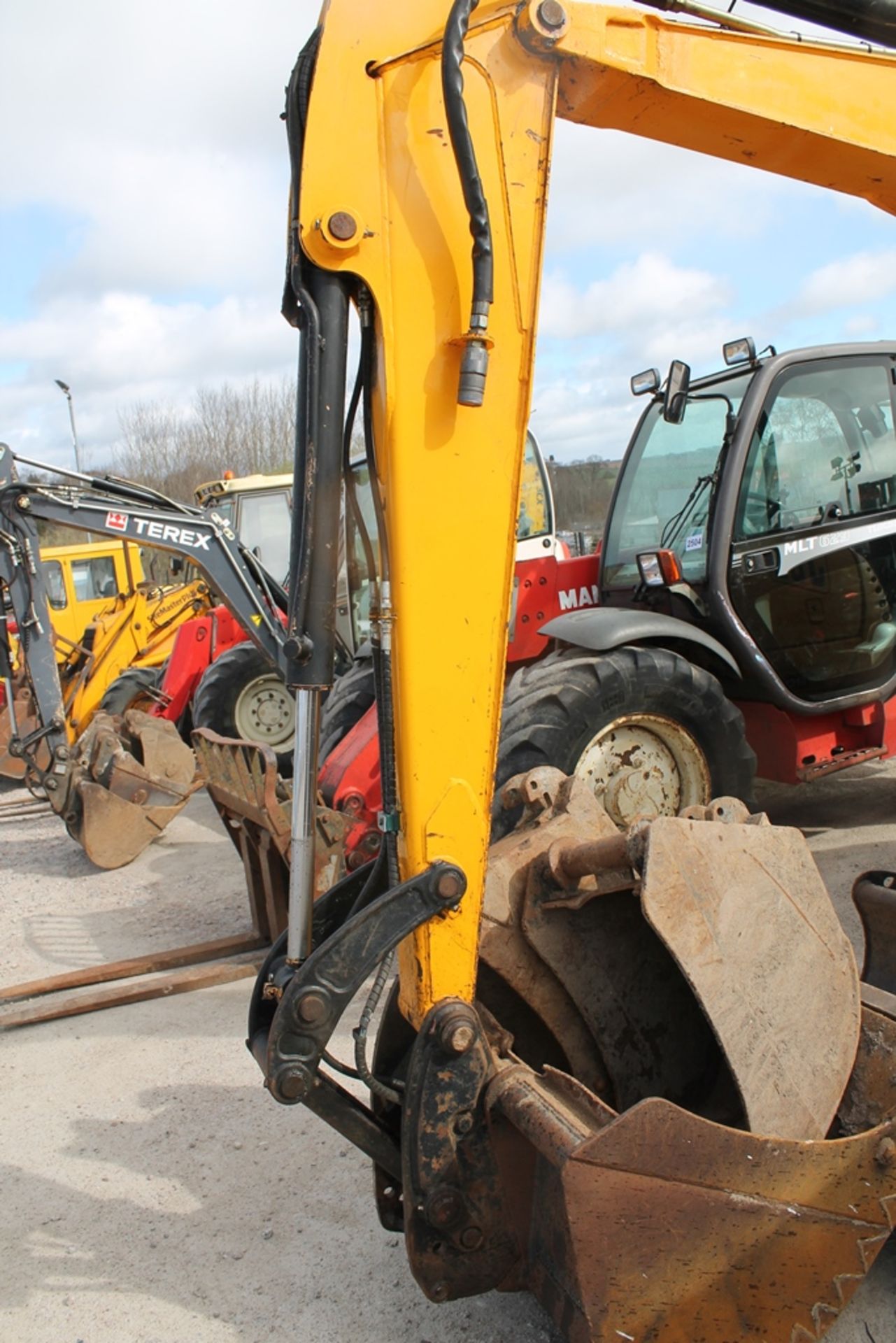 JCB 8055, YEAR 2008, QUICK HITCH C/W 4 BUCKETS, PLUS VAT - Image 2 of 7