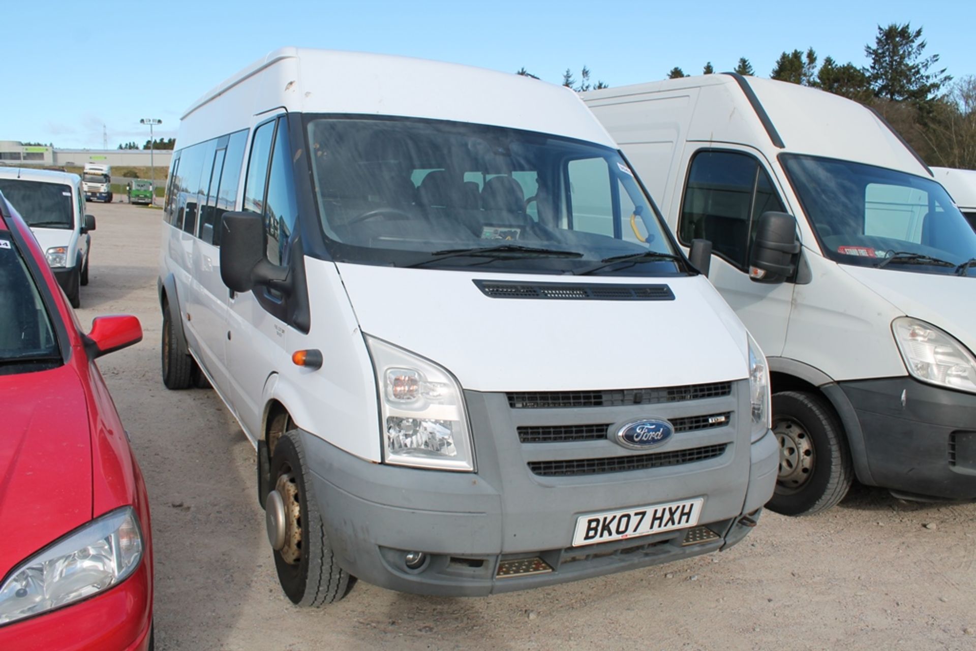 Ford Transit 100 17-seat Rwd - 2402cc 2 Door Minibus - Image 2 of 4