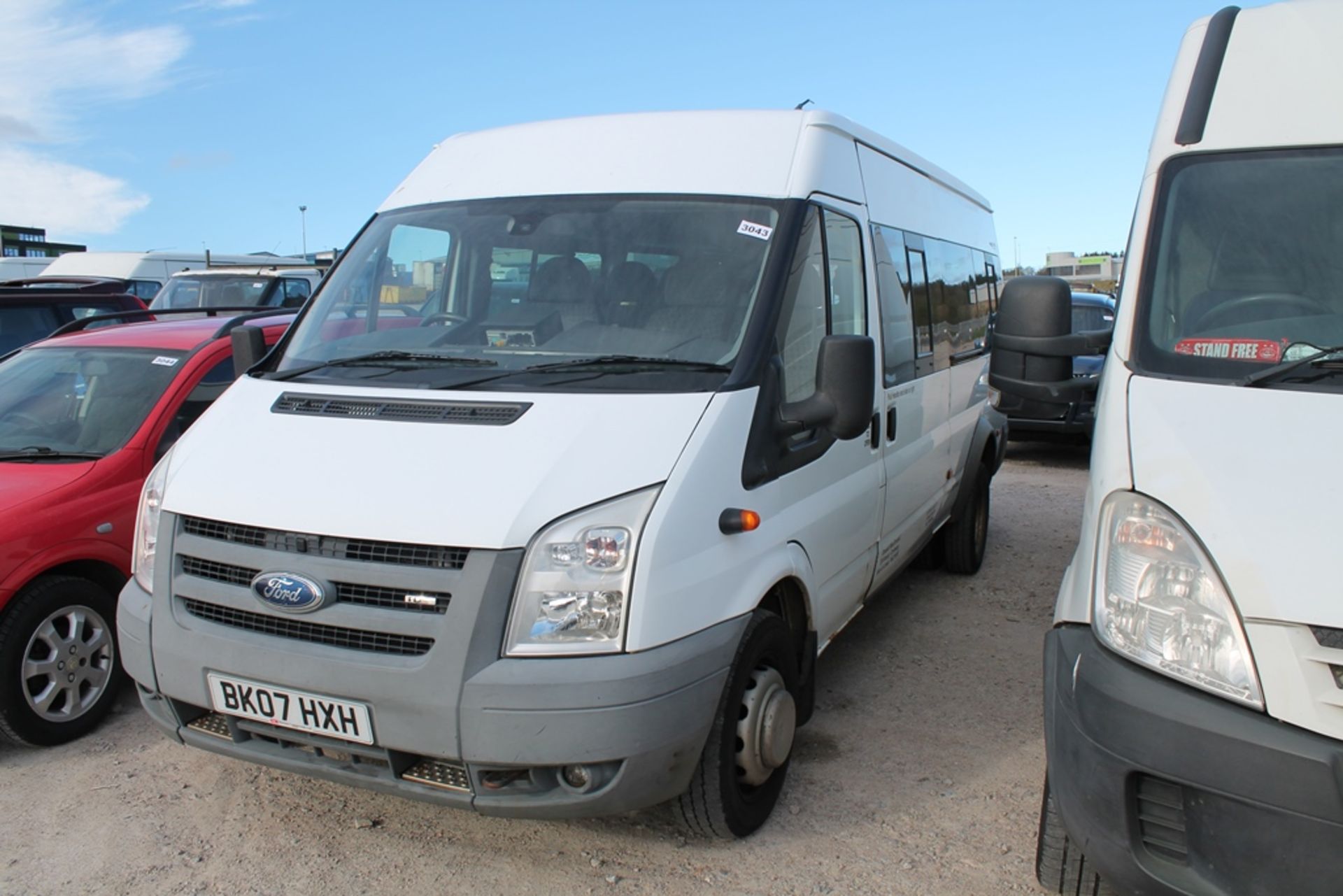 Ford Transit 100 17-seat Rwd - 2402cc 2 Door Minibus