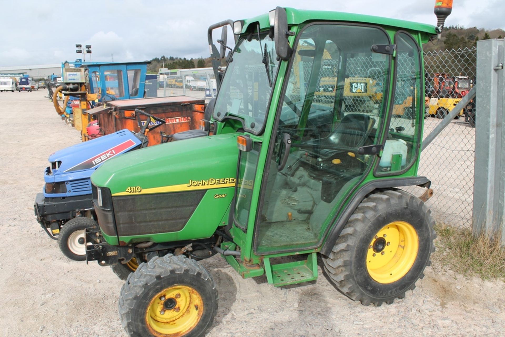 JOHN DEERE 411O COMPACT TRACTOR SR53 GWF KEY IN P/CABIN - Image 2 of 2