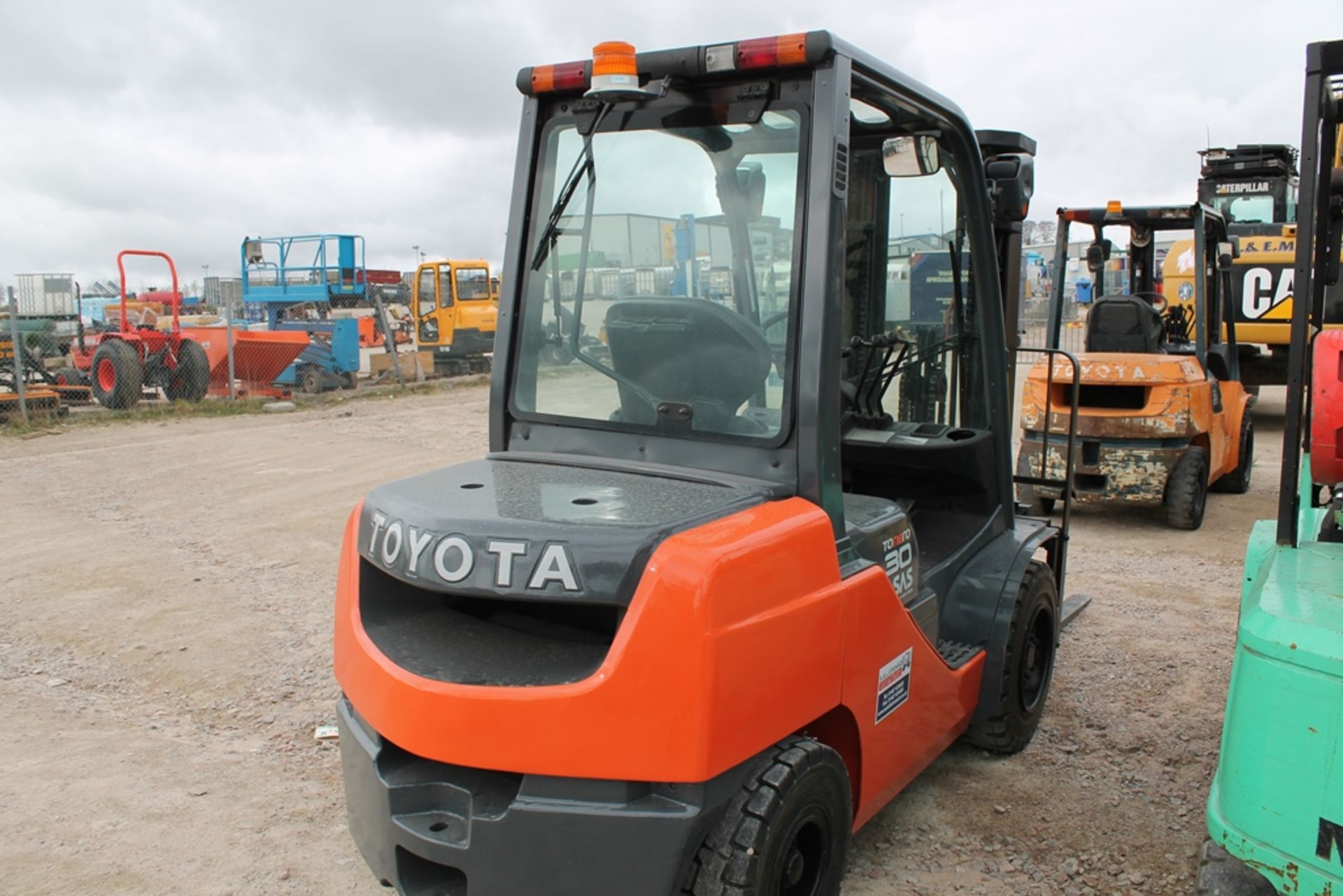 TOYOTA FORKLIFT , 02-8FDF30, DIESEL POWERED, LOLER CERTFICATED, SIDE SHIFT, 4.3M FULL FREE LIFT MAST - Image 3 of 5