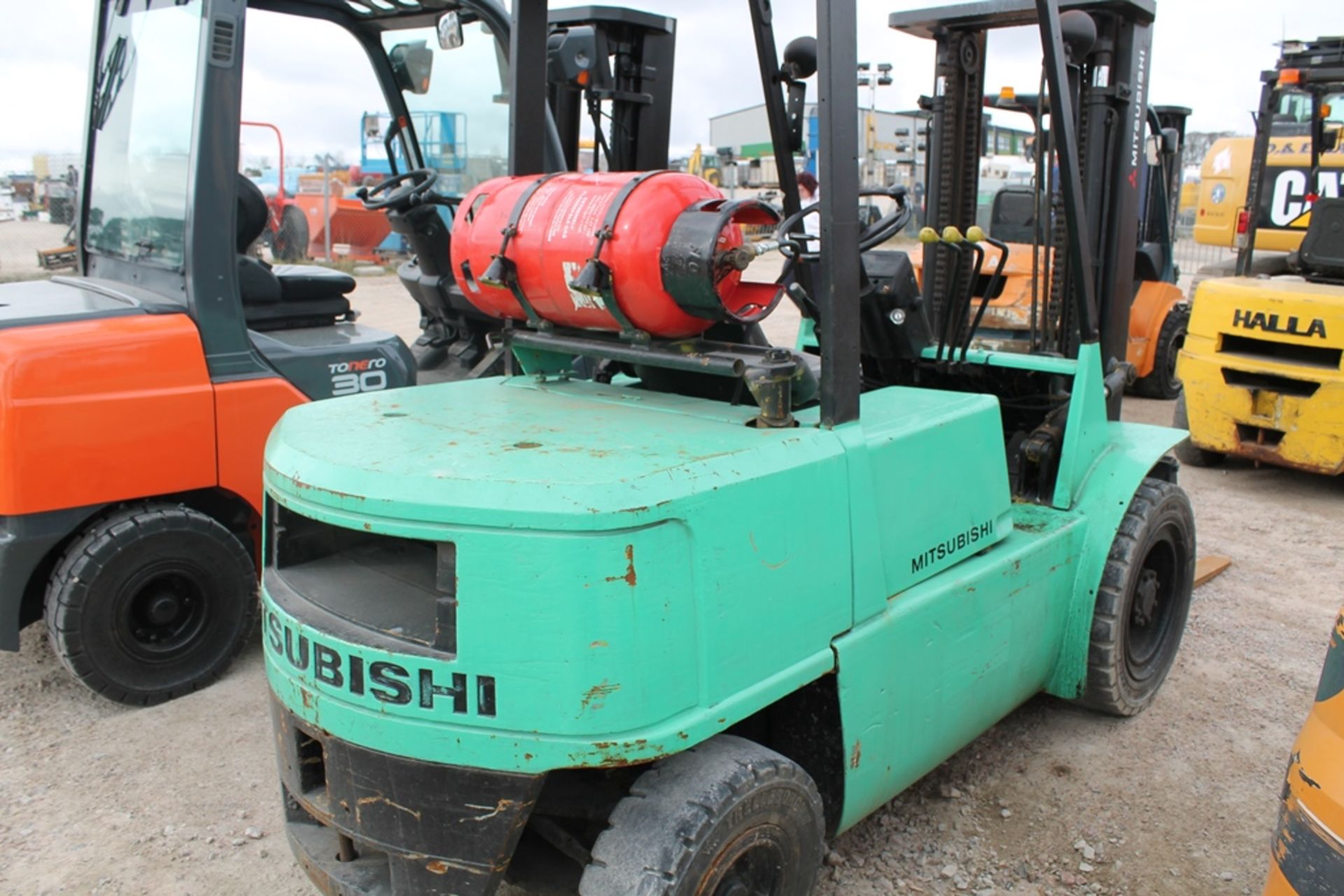 MITSUBISHI FORKLIFT FG30 , GAS POWERED, LIFT CAPACITY 3000KG, + VAT - Image 3 of 4