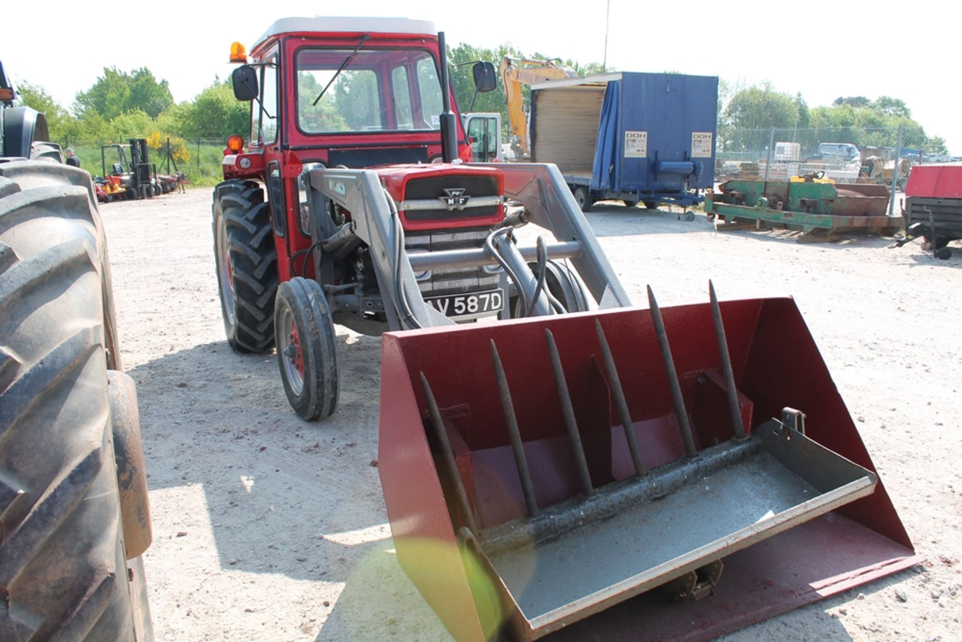 Massey Ferguson 135 c/w loader, EAV587D, Current V5 present, 1st Registered 9th February 1966, Origi - Image 5 of 5