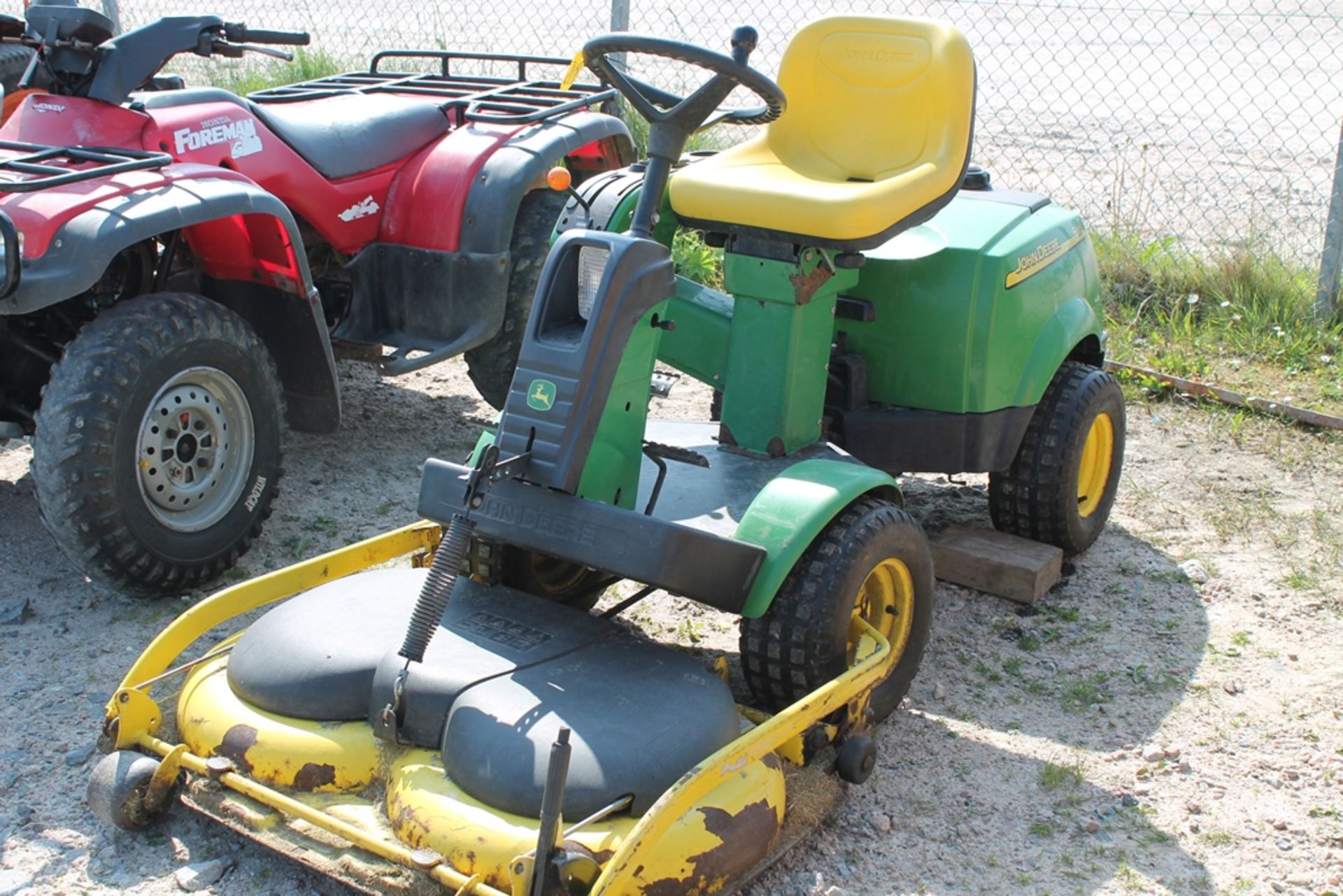 JOHN DEER RIDE ON MOWER KEY IN P/CABIN