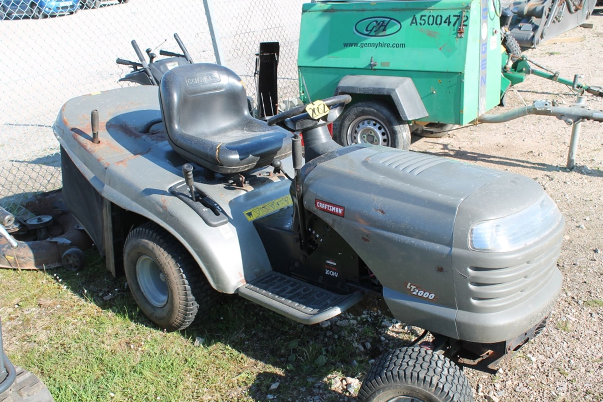 CRAFTSMAN LT2000 LAWN TRACTOR 42" CUTTING DECK. KEY/MANUAL P/C