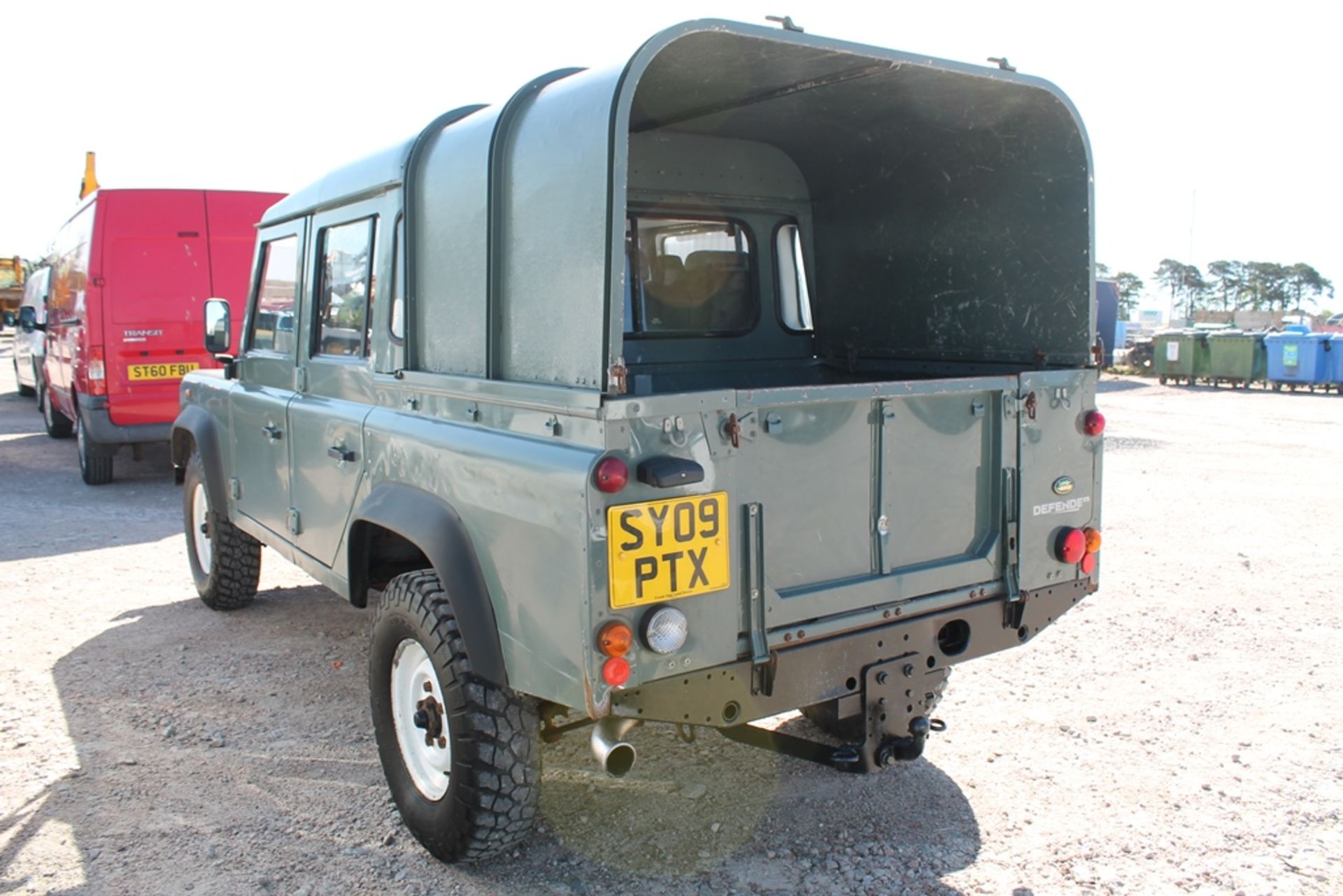 Land Rover Defender 110 D/c P-u - 2402cc 4 Door 4x4 - Image 3 of 4