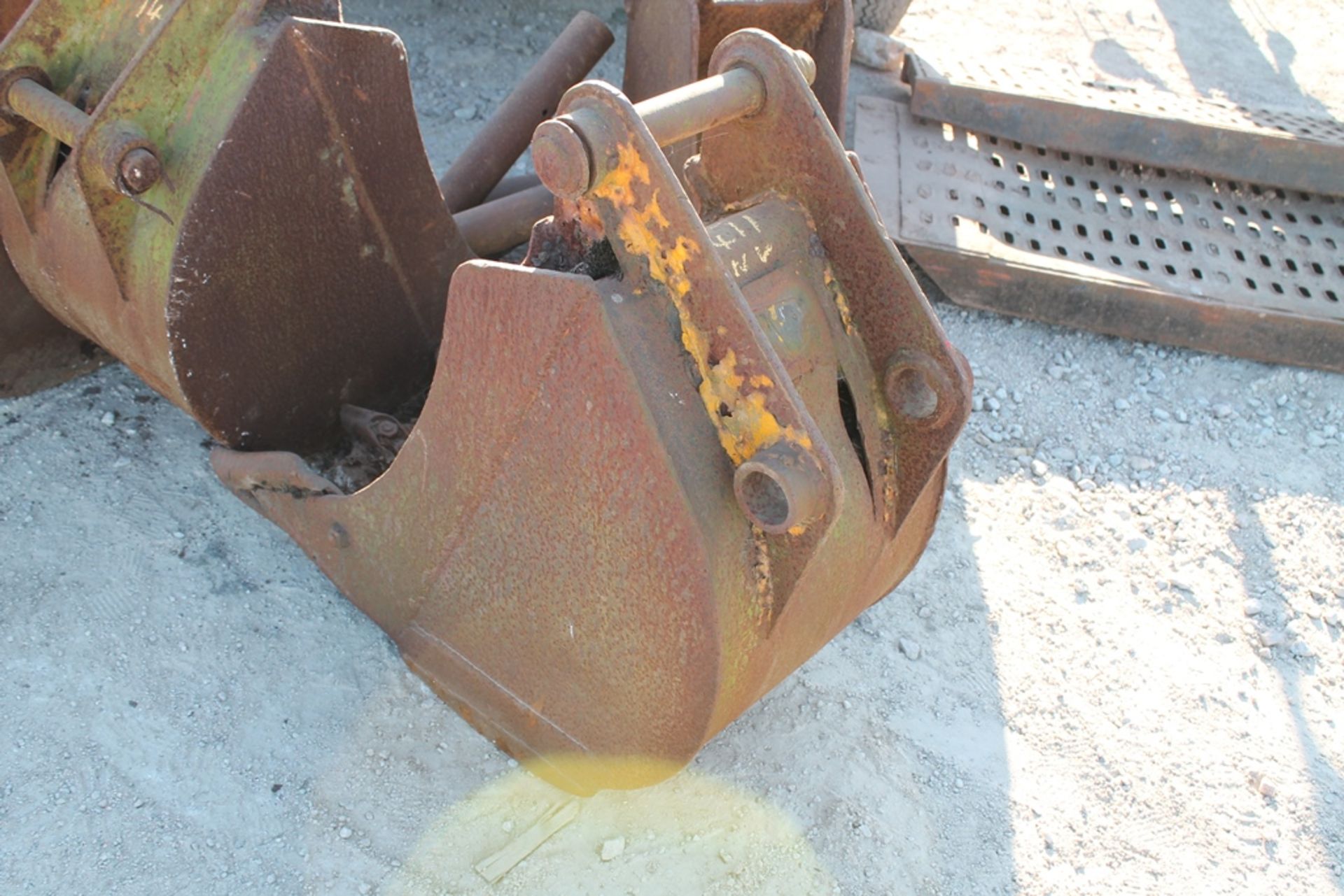 18" DIGGER BUCKET