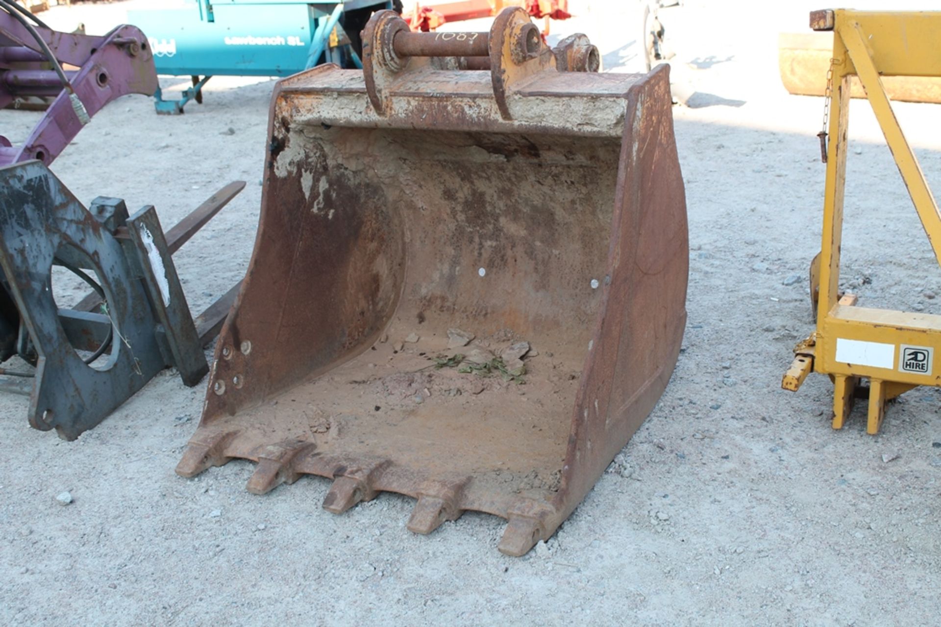 45" DOOSAN BUCKET 165mm PINS