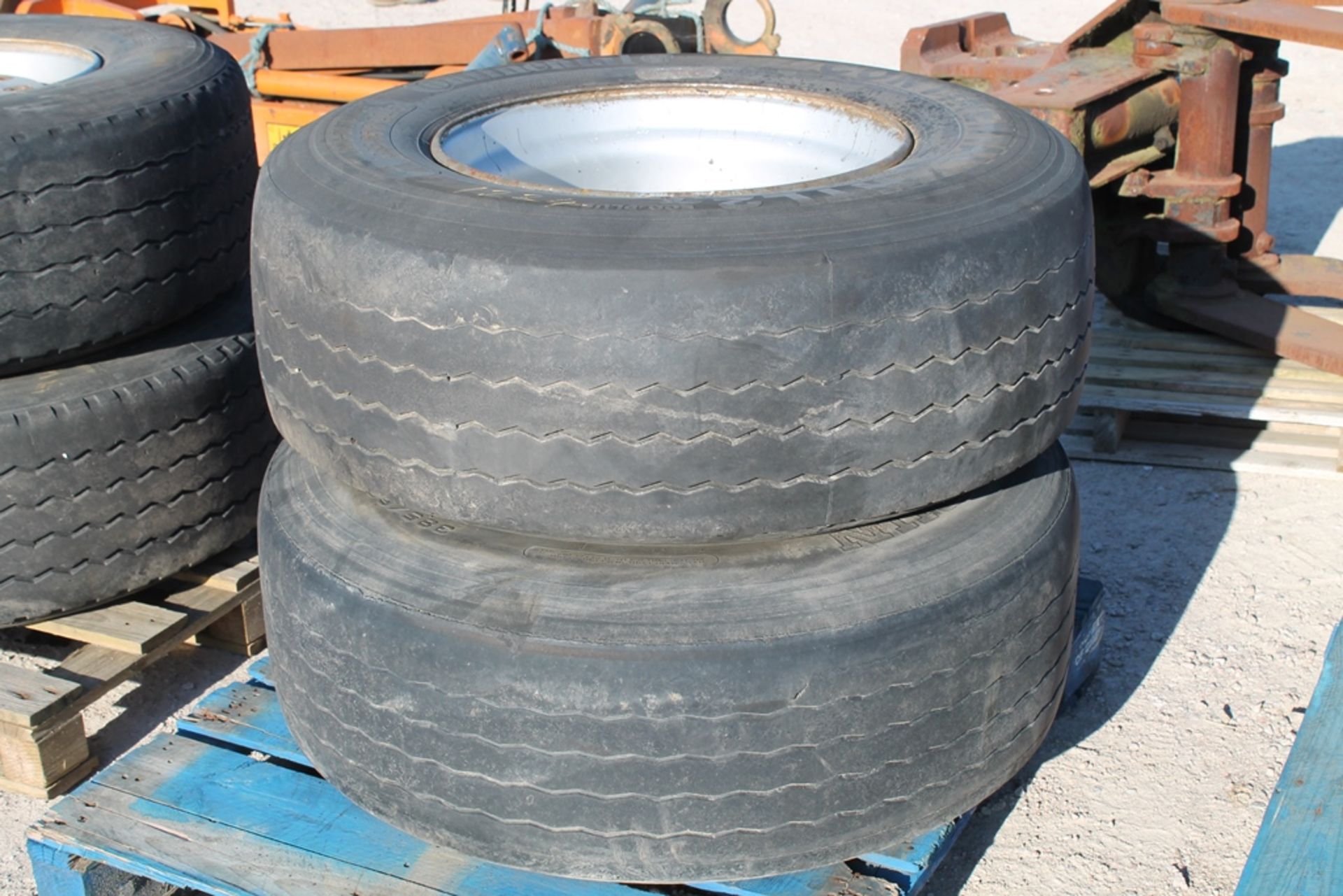 2 SUPER SINGLE LORRY WHEELS