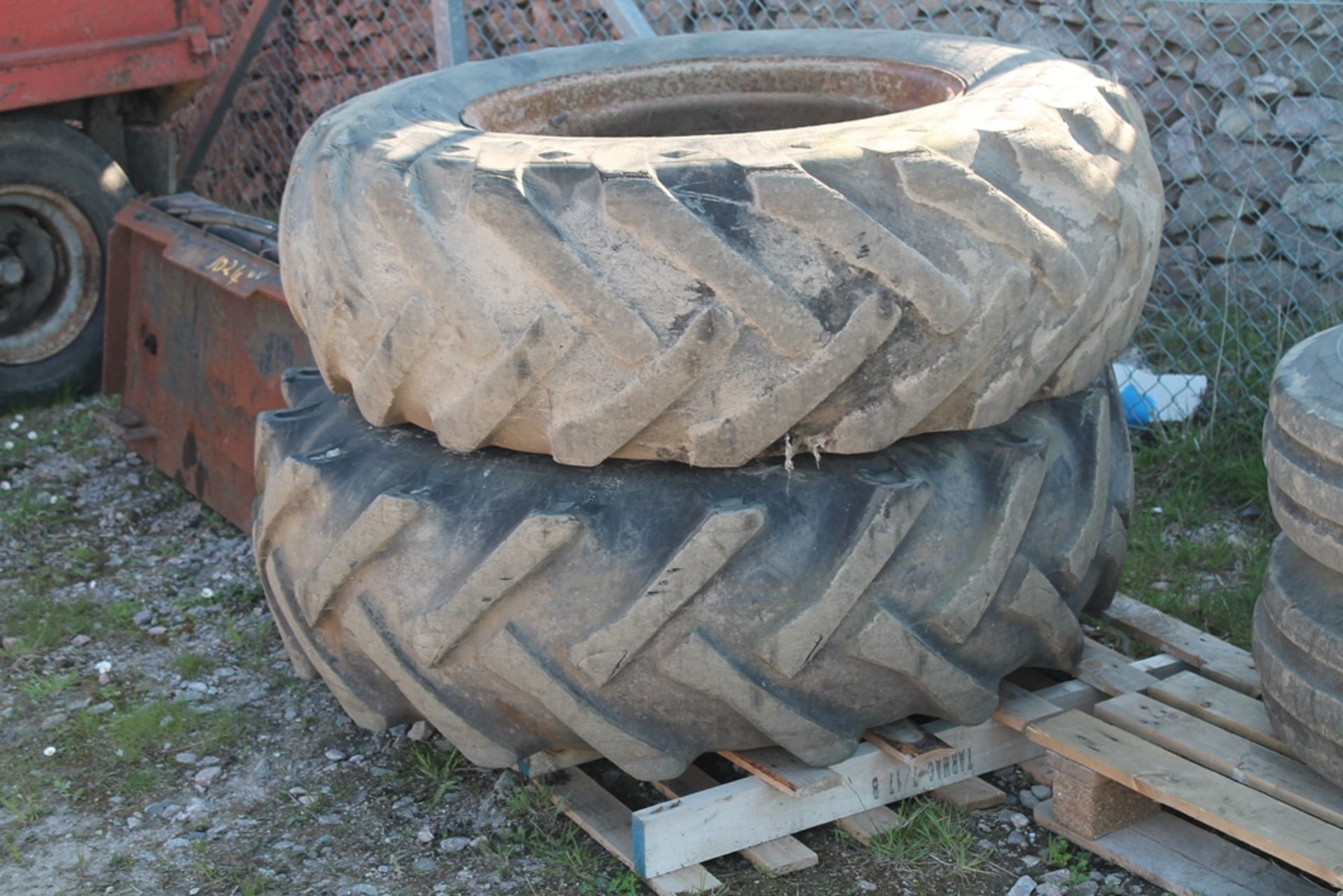 FULL SET JCB 3CX WHEELS & TYRES - Image 2 of 2