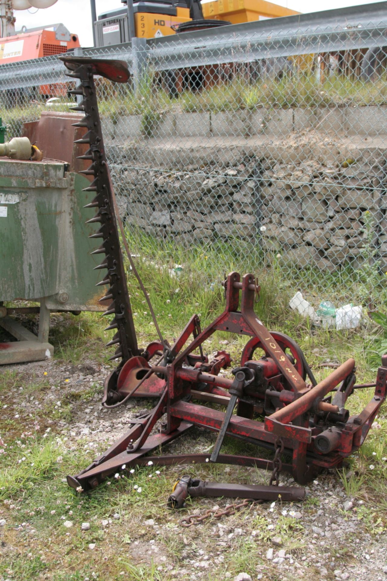INTERNATIONAL FINGER BAR MOWER WITH PTO & SPARE BLADE IN P/CAB