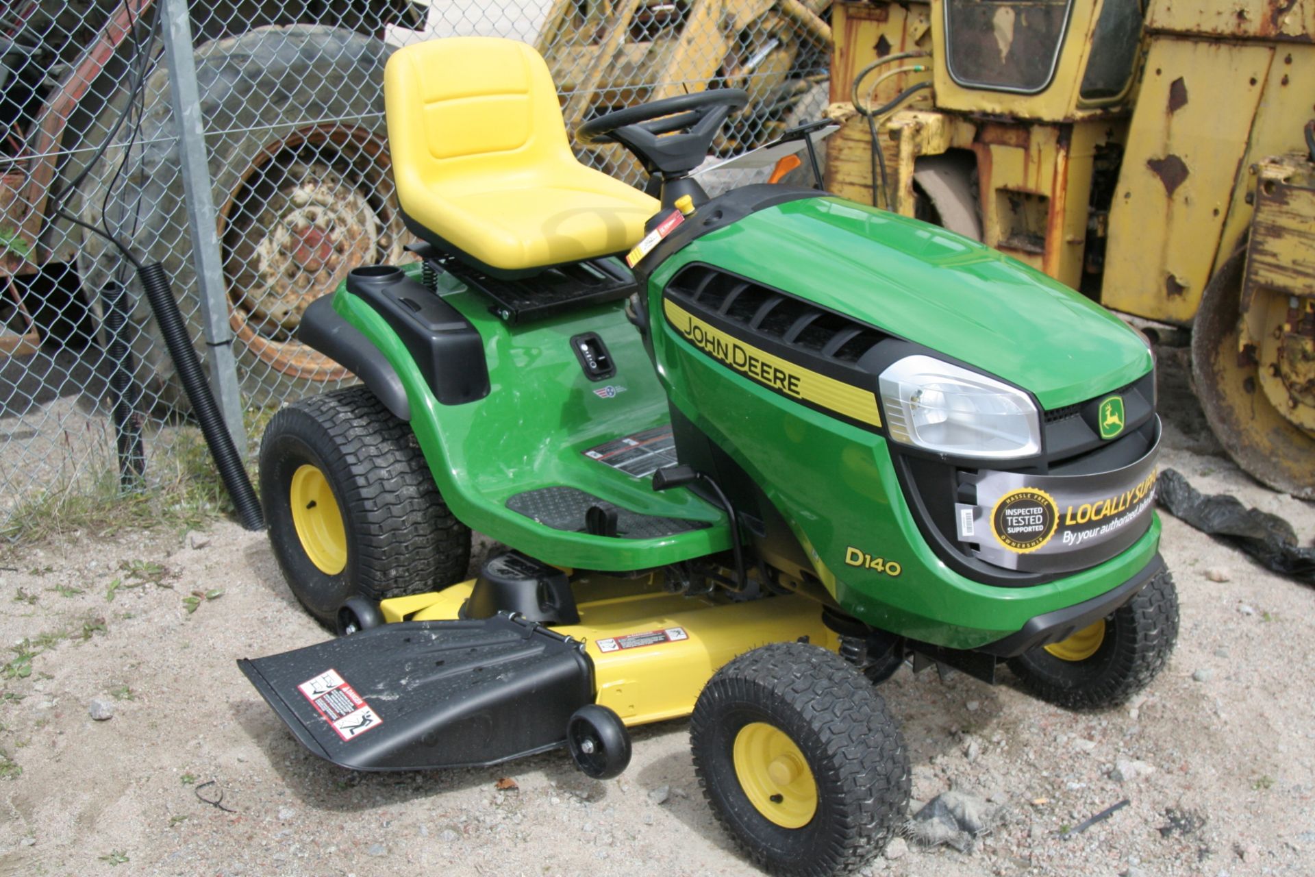 JOHN DEERE D140 RIDE ON MOWER KEY IN P/CABIN