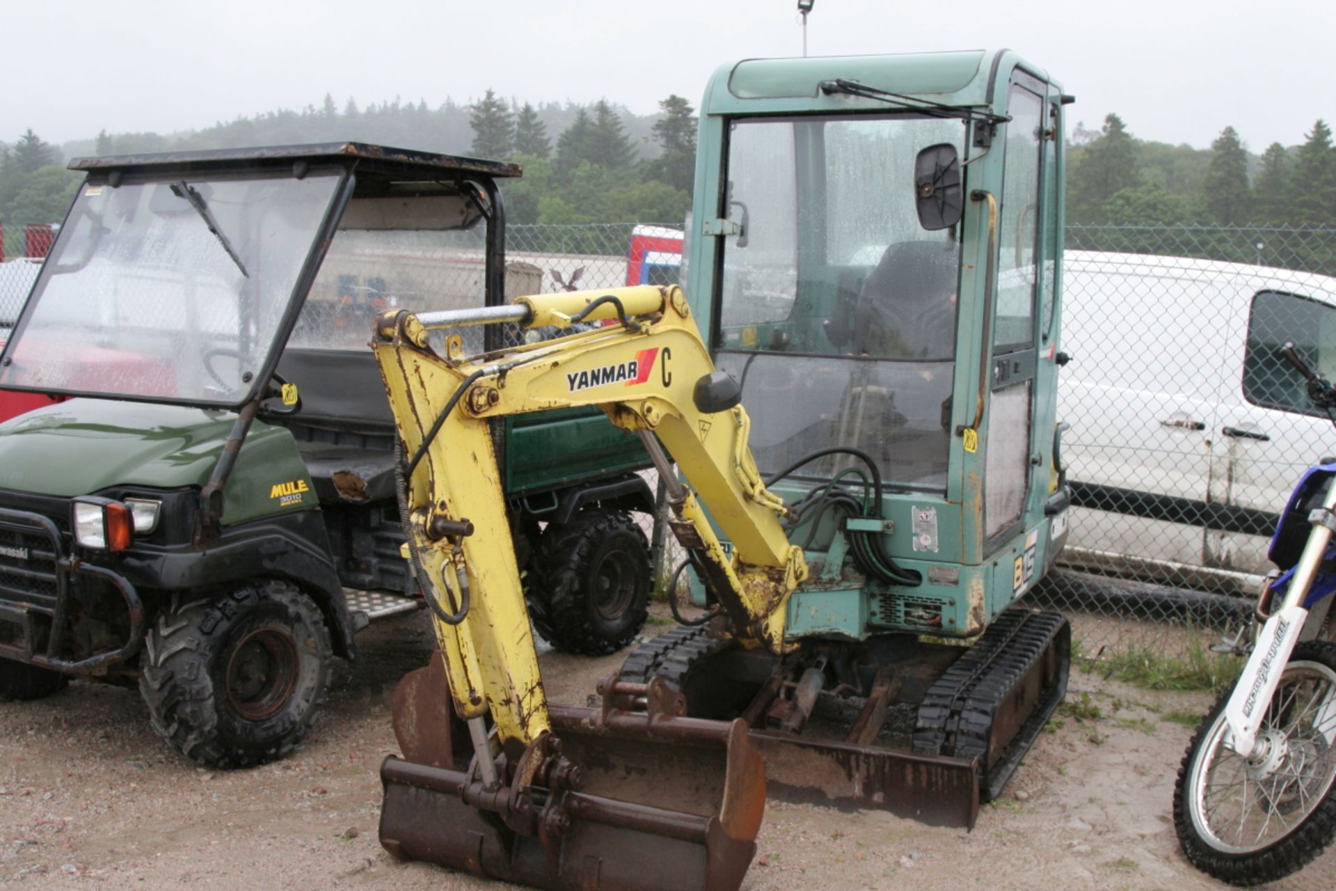 YANMAR MINI DIGGER C/W 3 BUCKETS KEY IN P/CABIN