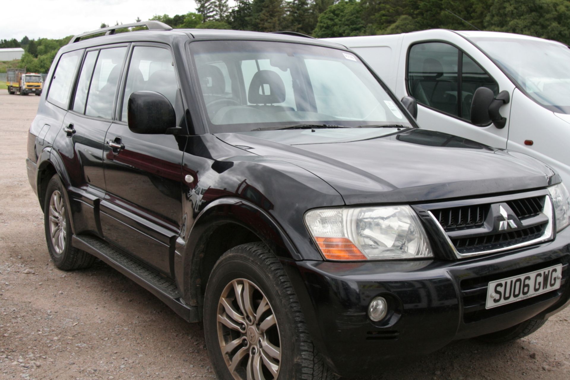 Mitsubishi Shogun Field Di-d Auto - 3200cc Estate - Image 2 of 3