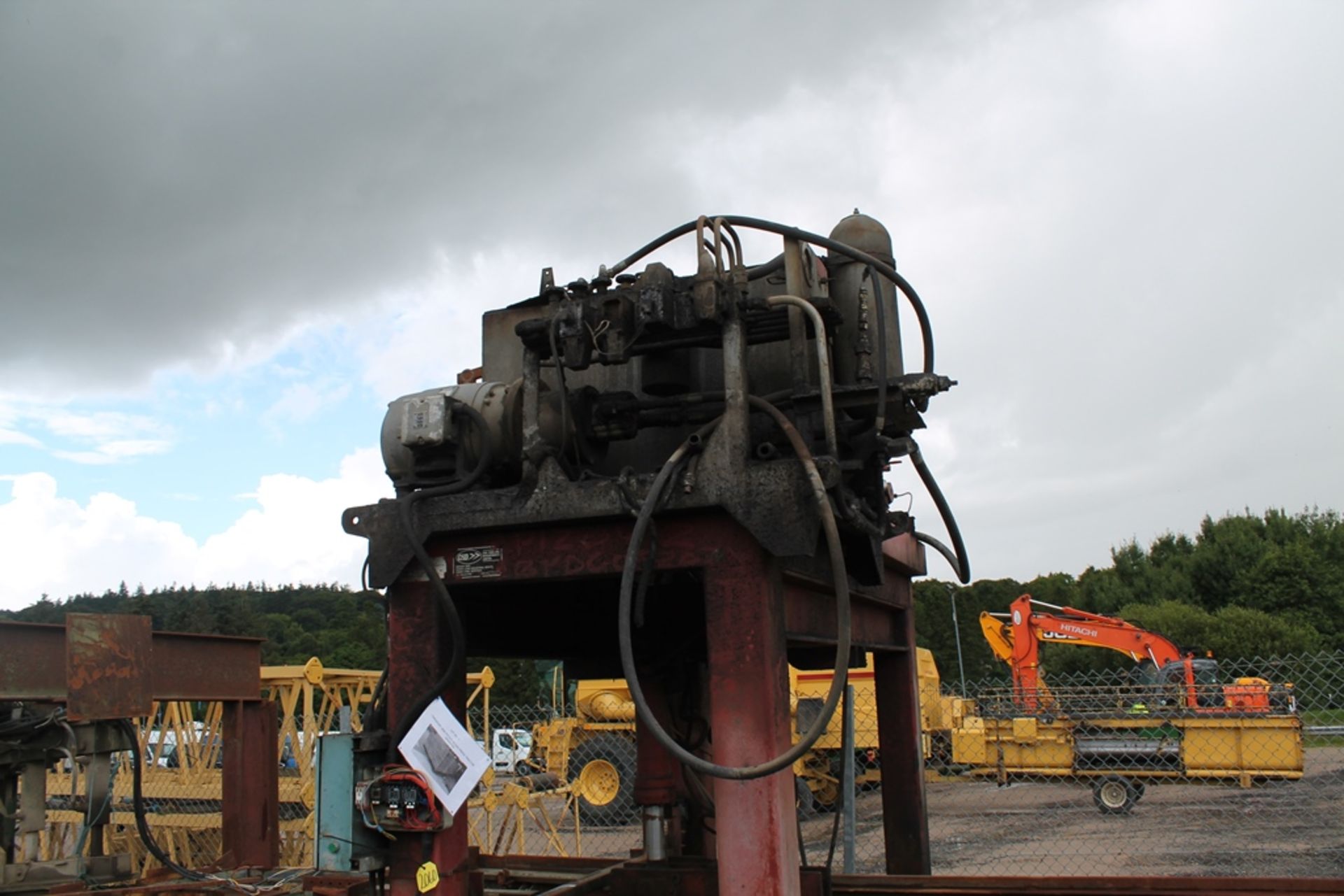 LONG/SHORT SIDE PRESS TRACTOR OPERATOR - Image 3 of 5