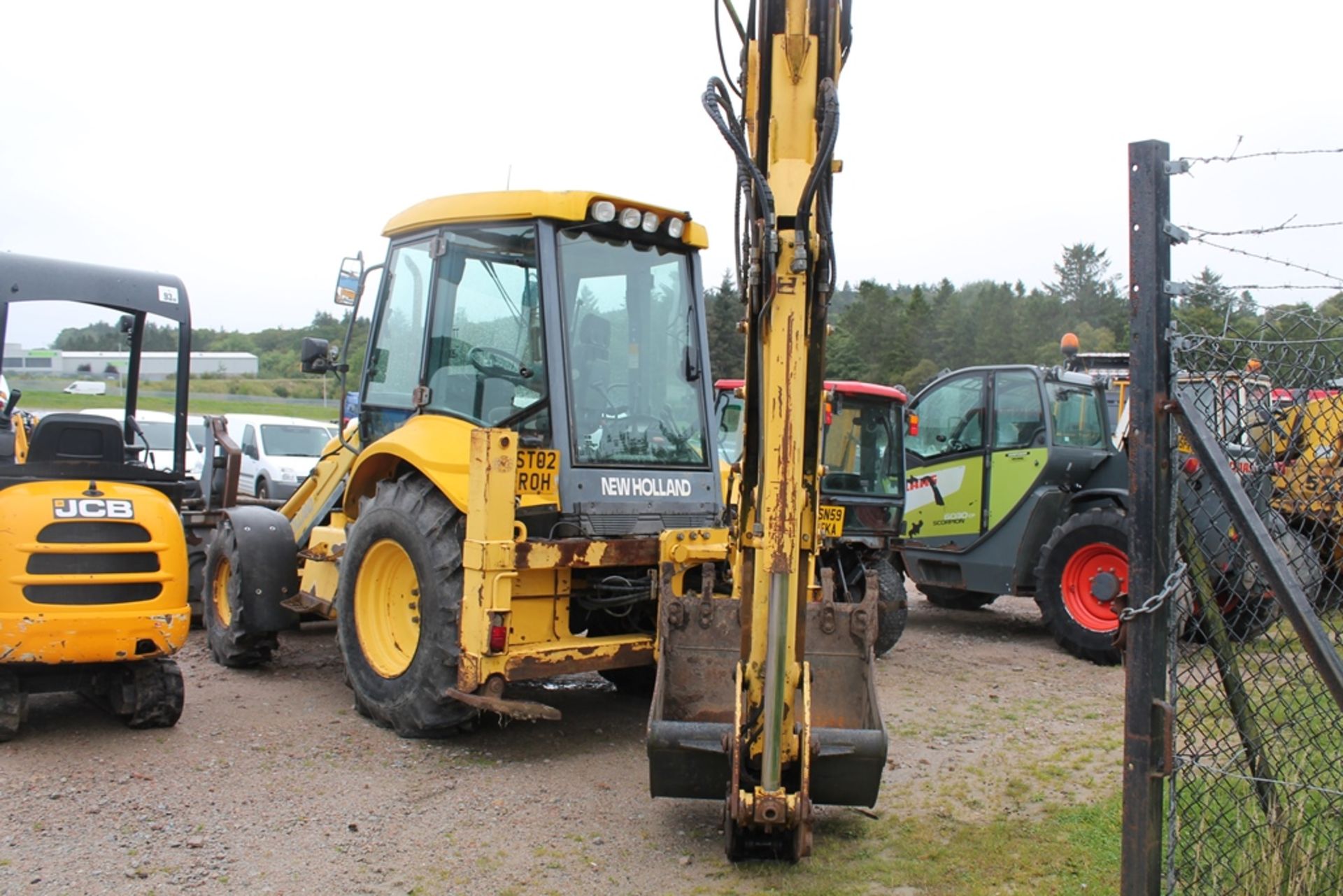 New Holland LB110 - 0cc 2 Door Tractor - Image 2 of 6