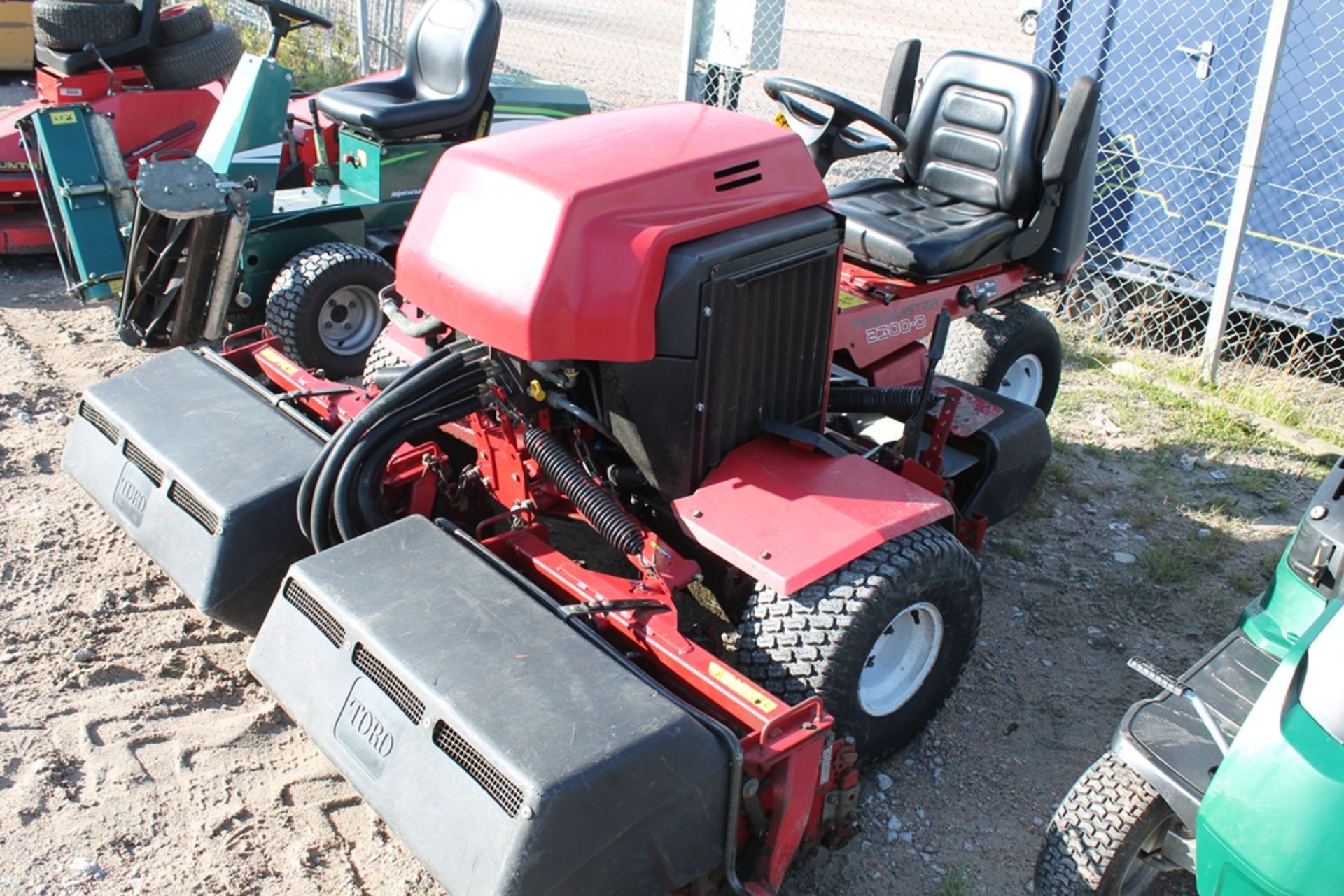 TORO RIDE ON MOWER KEY IN P/CABIN - Image 2 of 2