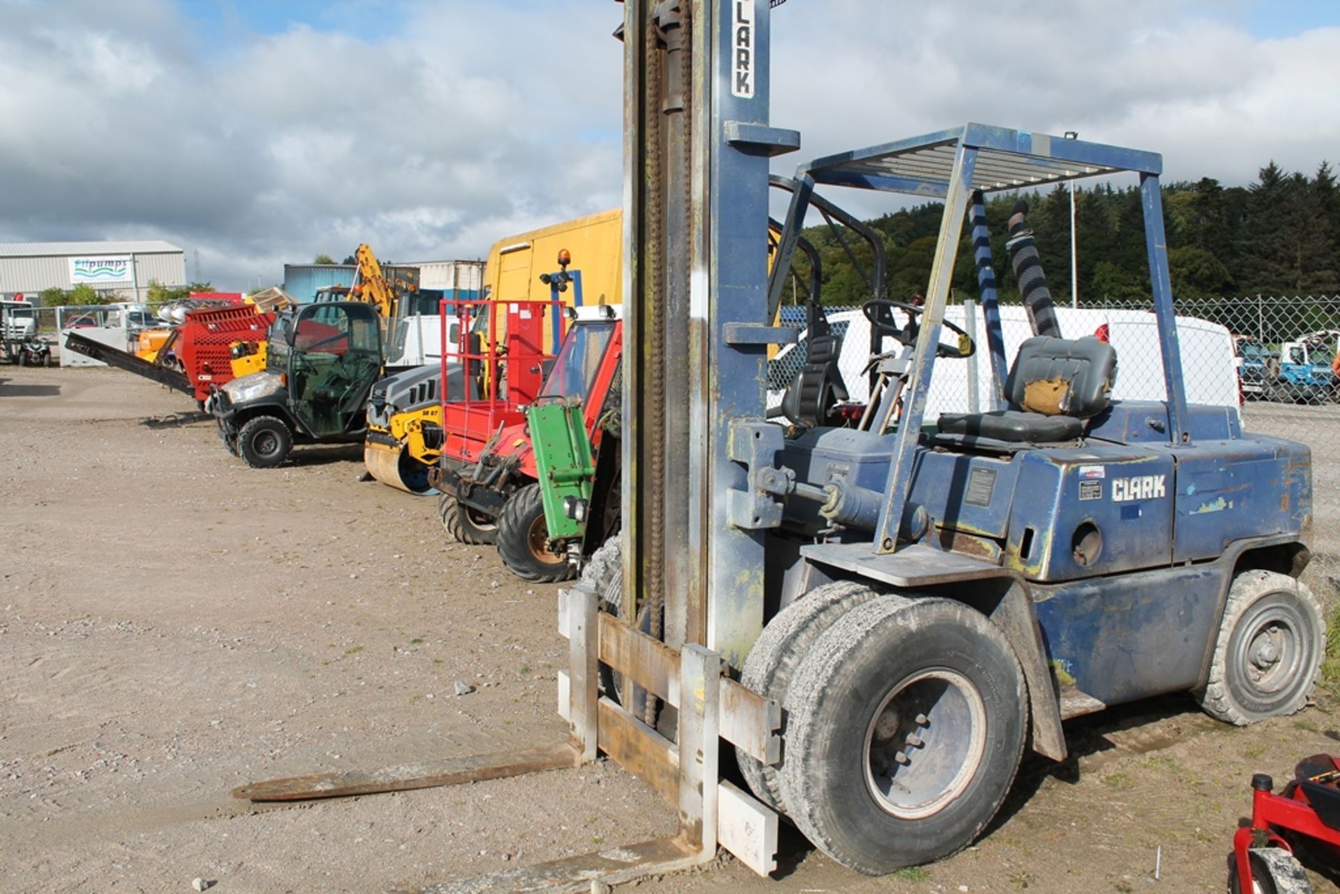 CLARK 5 TON FORKLIFT - Image 2 of 3