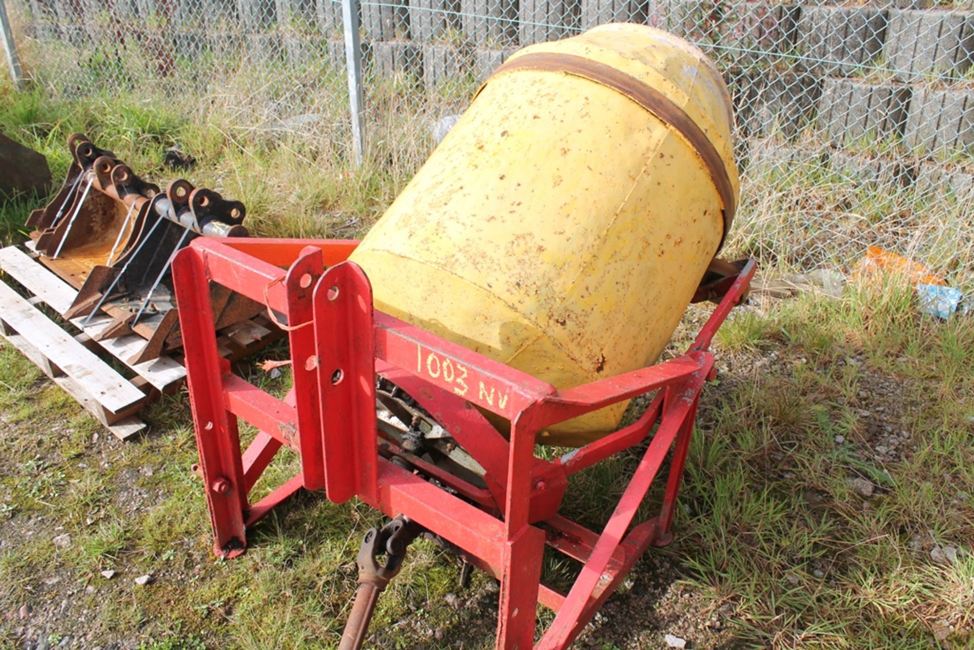 CEMENT MIXER WITH PTO