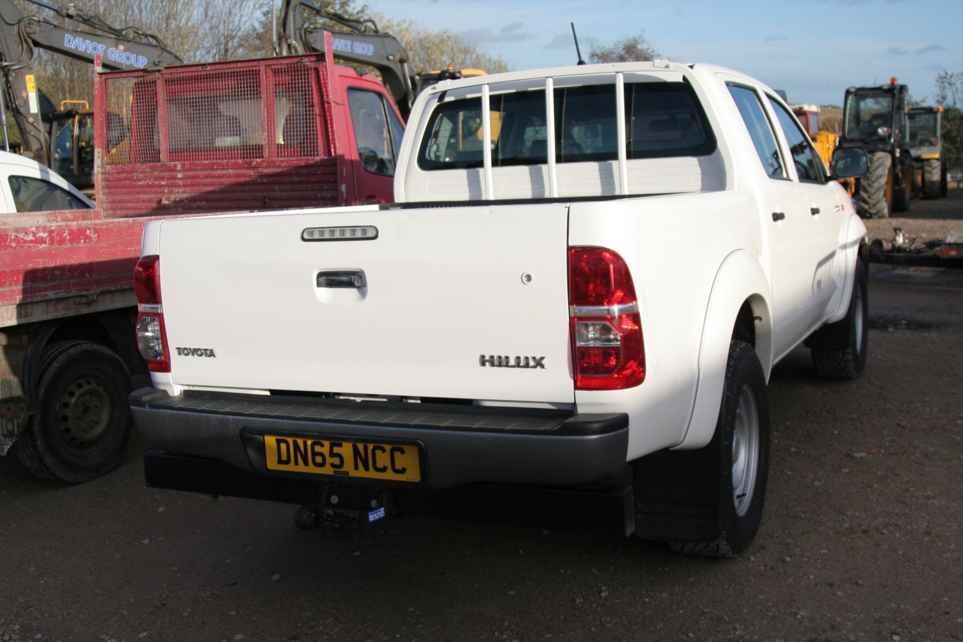 Toyota Hilux Active D-4d 4x4 Dcb - 2494cc 4x4 - Image 2 of 3