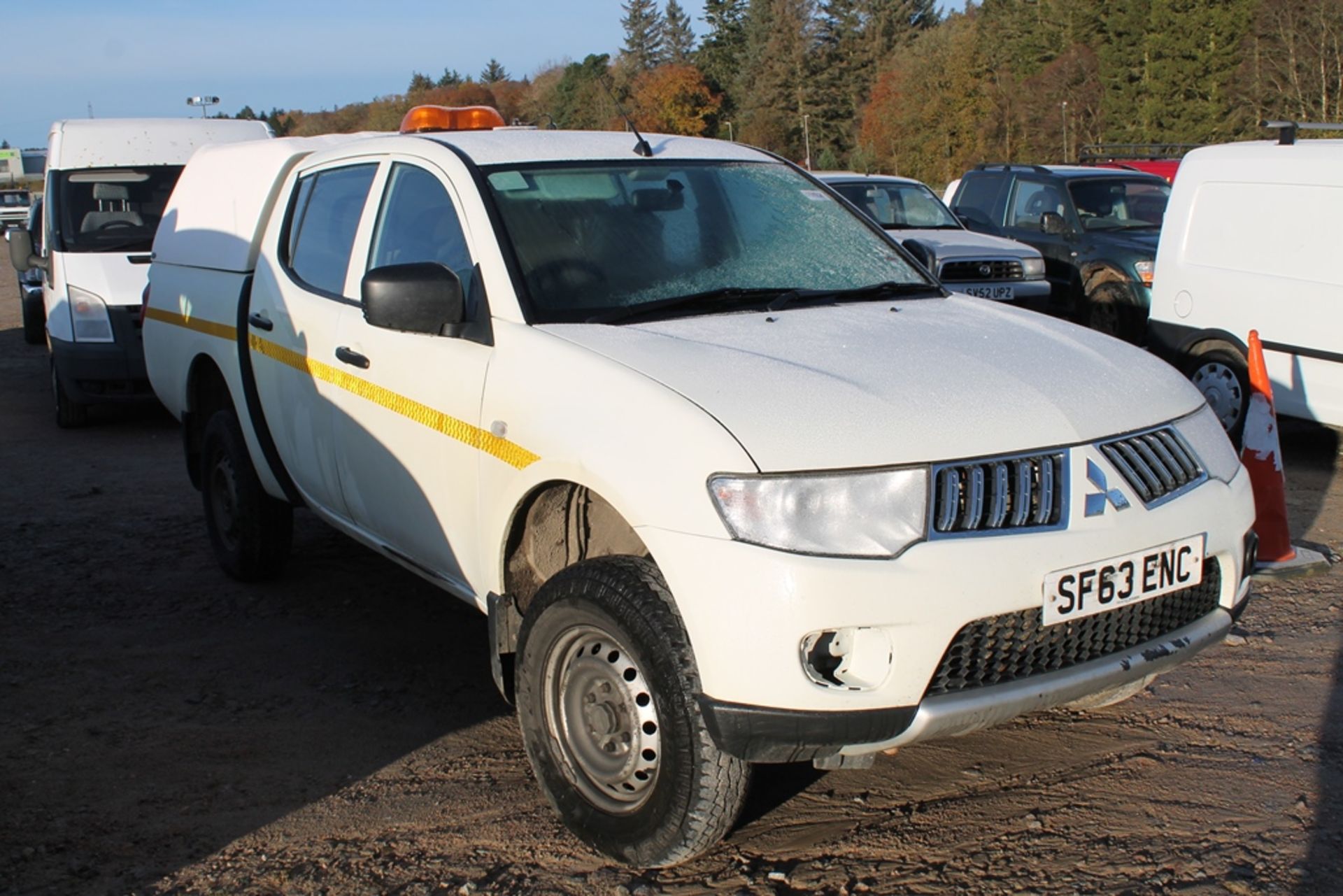 Mitsubishi L200 4work Lb Dcb Di-d 4x - 2477cc 4 Door Pickup - Image 4 of 4