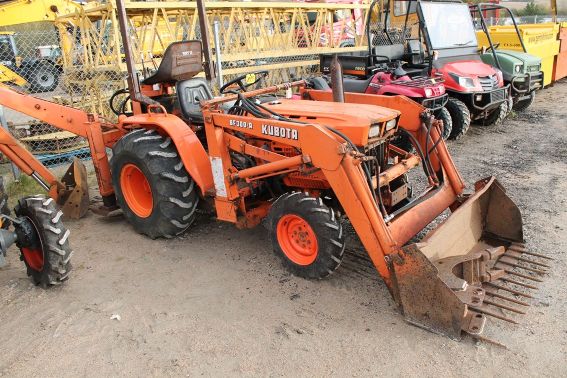 KUBOTA LOADER BACK ACTOR KEY IN P/CABIN