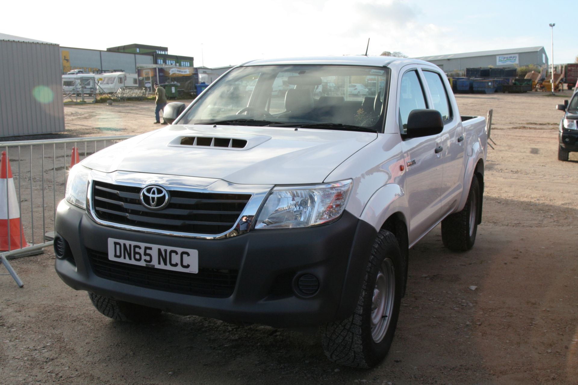 Toyota Hilux Active D-4d 4x4 Dcb - 2494cc 4x4 - Image 3 of 3