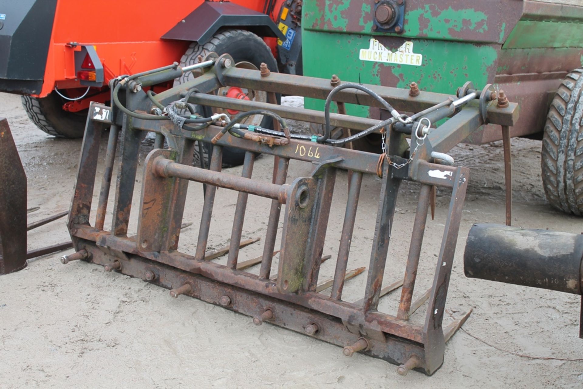 MUCK GRAB WITH MANITOU BRACKETS