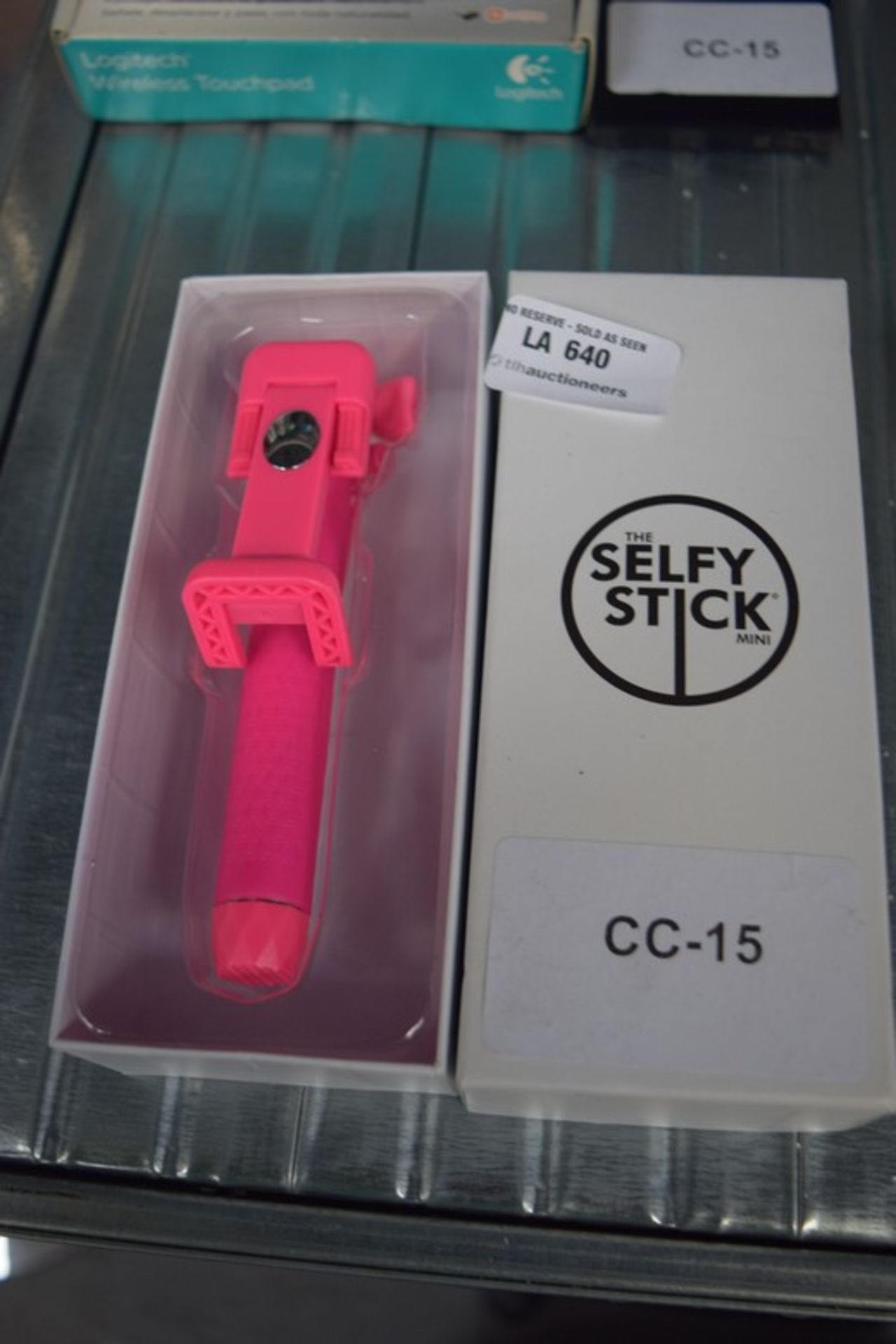 2 x BOXED SELFIE STICKS COMBINED RRP £30 *PLEASE NOTE THAT THE BID PRICE IS MULTIPLIED BY THE NUMBER