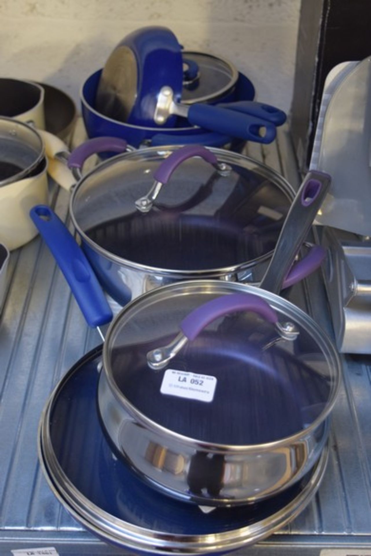 1 X LOT TO CONTAIN 1 X SAUCEPAN SET IN CREAM 1 X ASSORTED SAUCEPANS, STEWING POTS AND FRYING PANS