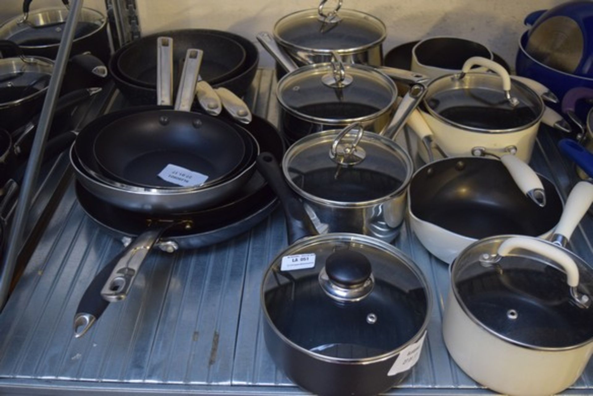 7 X ASSORTED ITEMS TO INCLUDE NON STICK SAUCEPAN SET, LARGE QUANTITY OF NON STICK FRYING PANS