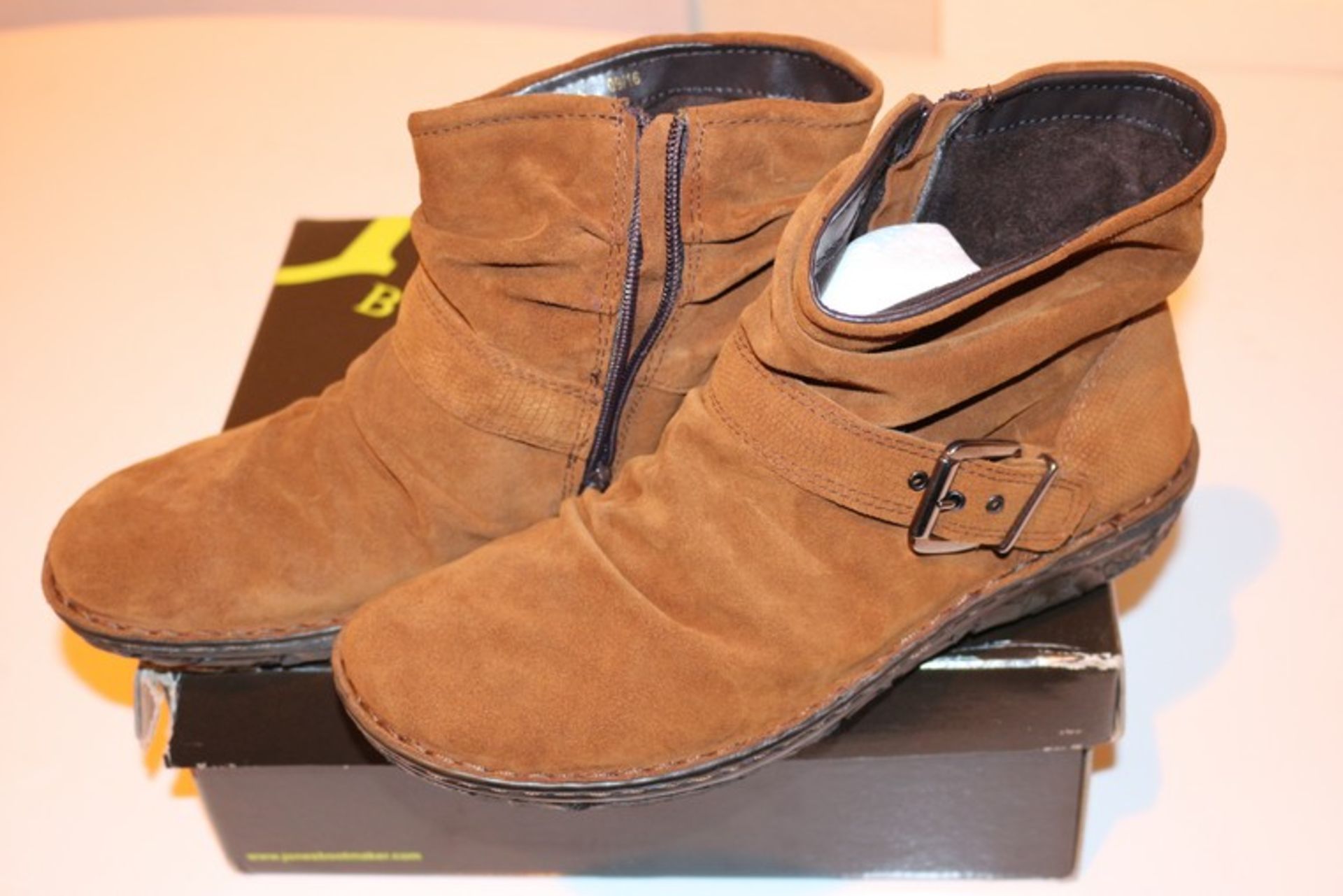 1 x BOXED PAIR OF SIZE 6 JOHN BOOT MAKER LADIES ANKLE BOOTS *PLEASE NOTE THAT THE BID PRICE IS