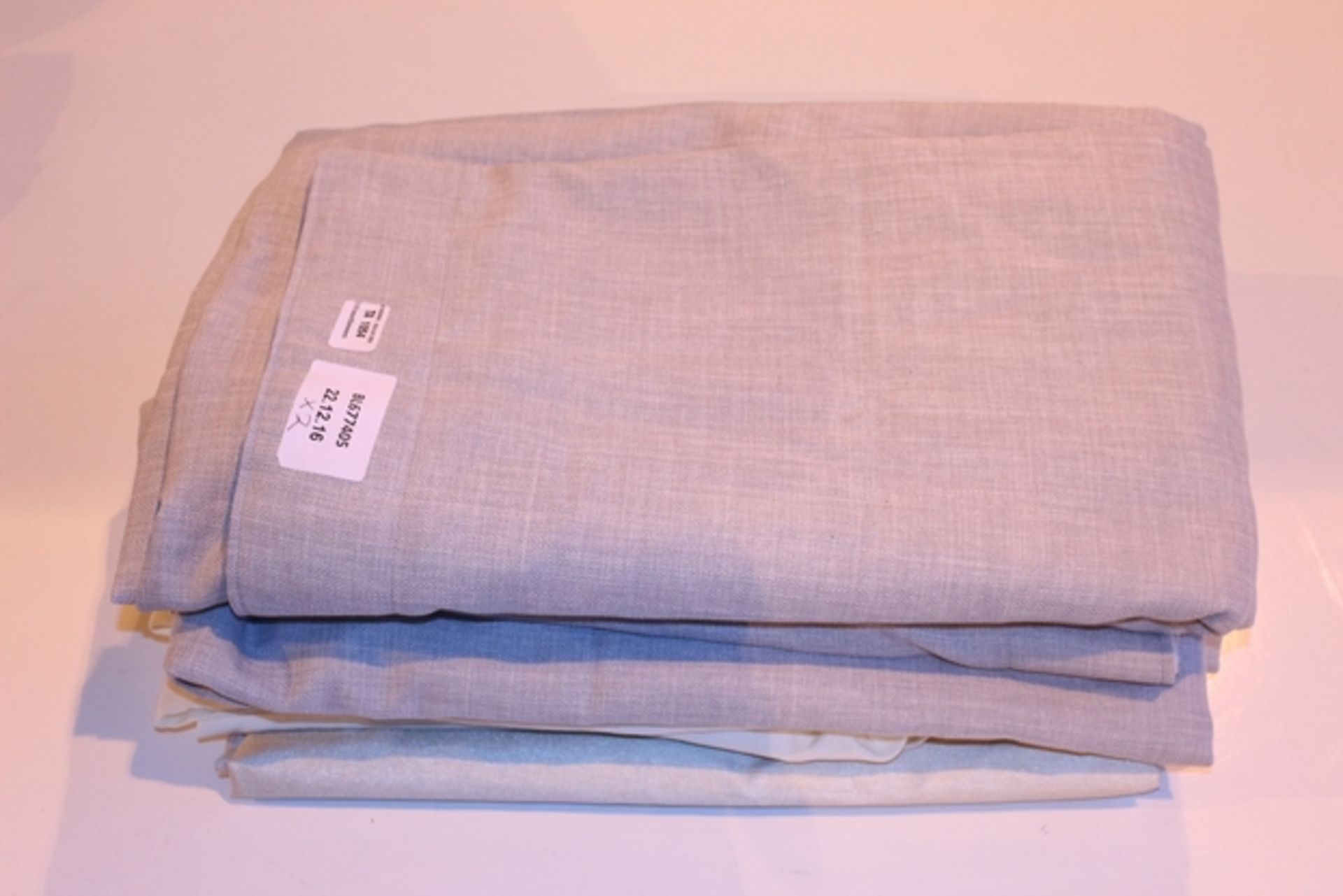 1X LOT TO CONTAIN 2 ASSORTED PAIRS OF CURTAINS (BL677405)