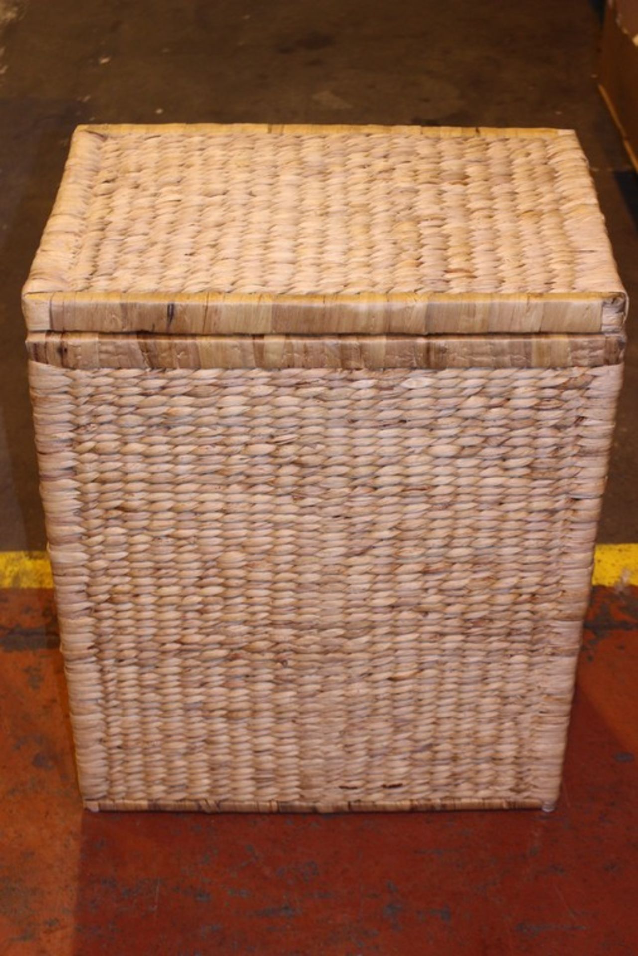 1 x BOXED TWIN COMPARTMENT WICKER HYACINTH LINEN BIN RRP £95 (17.2.17) *PLEASE NOTE THAT THE BID