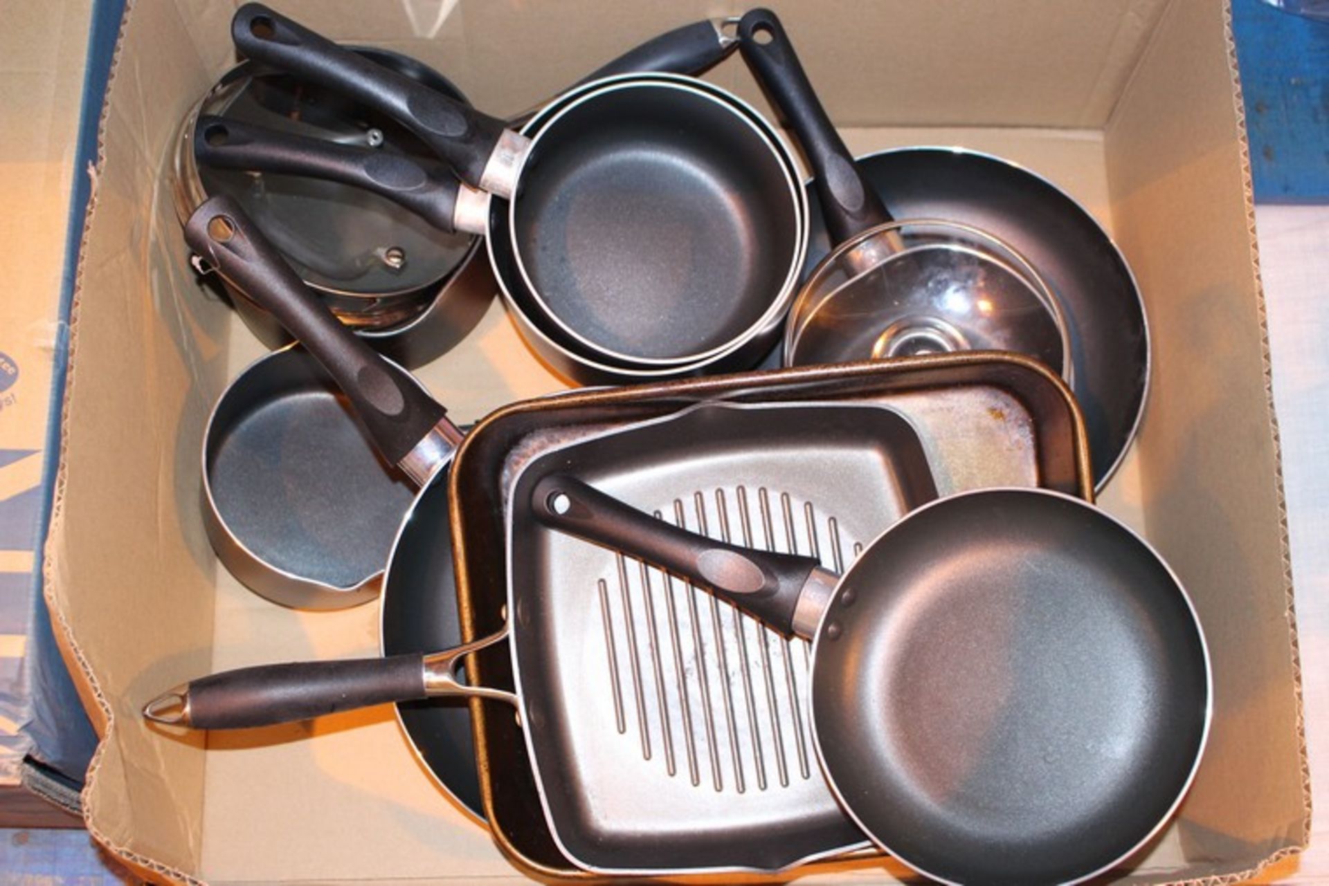 10 x ASSORTED PANS IN A BOX TO INCLUDE SAUCE PANS AND SKILLET PANS FRYING PANS AND OTHER (15.2.