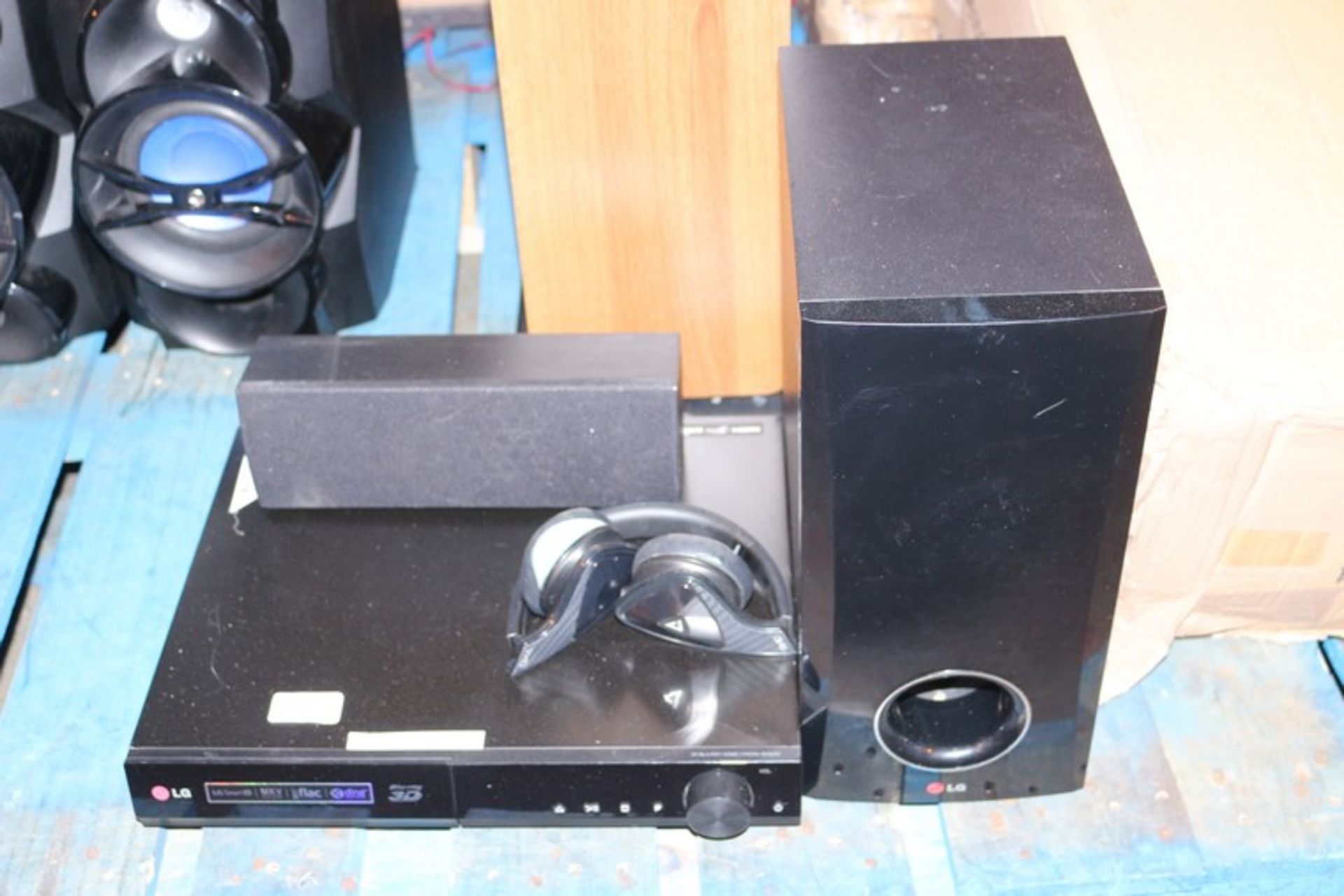 1 x LG 3D BLURAY DISK PLAYER WITH SUBWOOFER (27.1.17) *PLEASE NOTE THAT THE BID PRICE IS