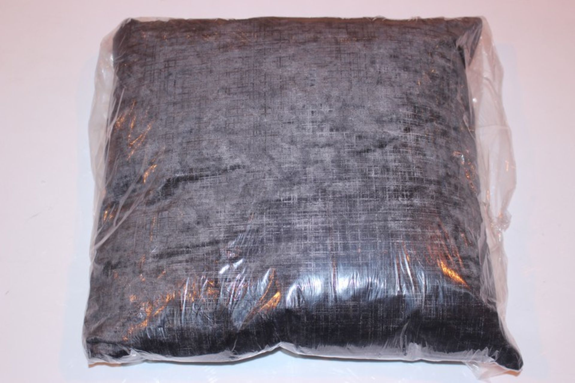 4 x ASSORTED GREY SQUARE SCATTER CUSHIONS RRP £60 (50X50CM) (13.2.17) *PLEASE NOTE THAT THE BID