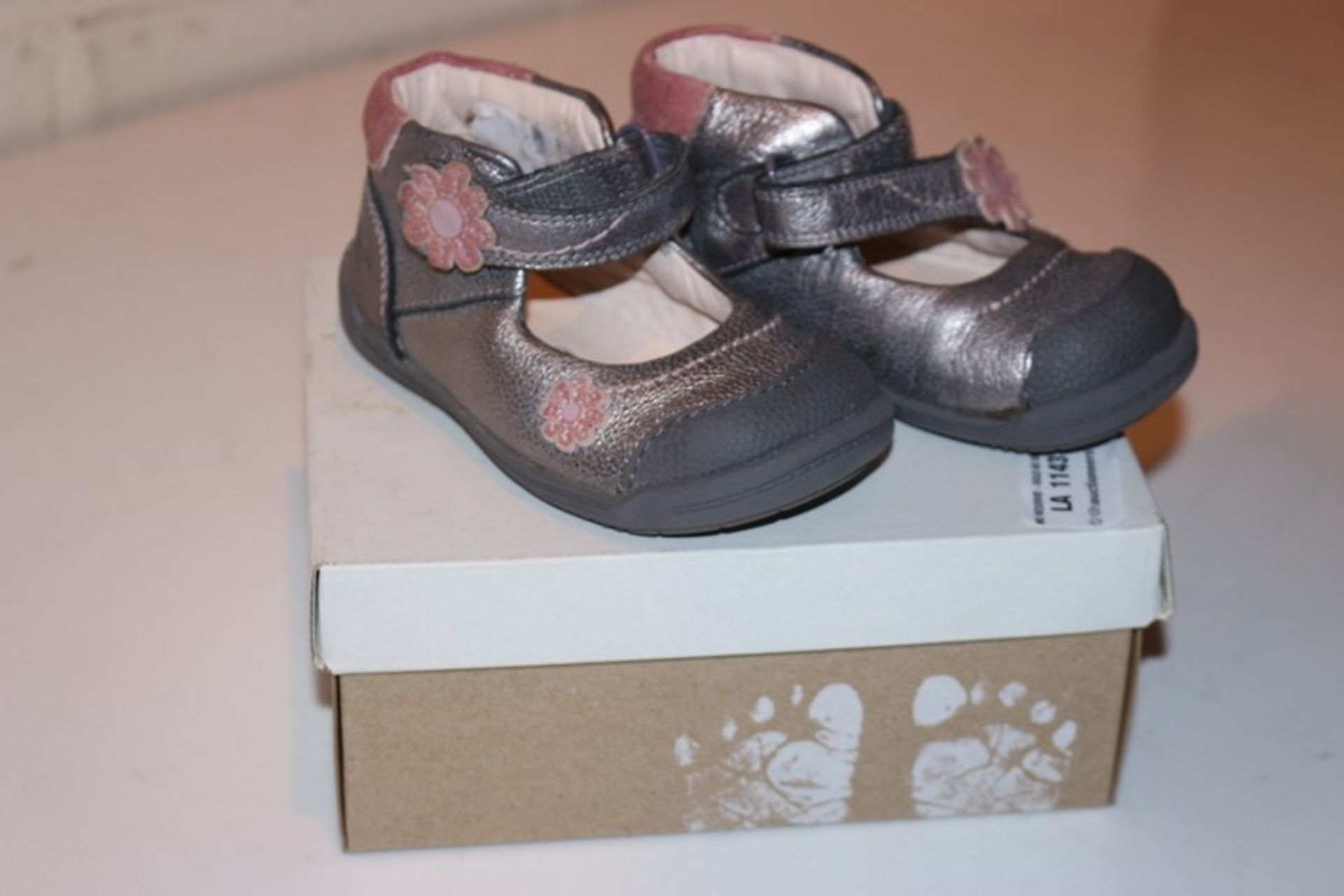 1 x BOXED PAIR OF CLARKS SOFTLY FIZZ SIZE 4G SOFT SHOE (27.1.17) *PLEASE NOTE THAT THE BID PRICE
