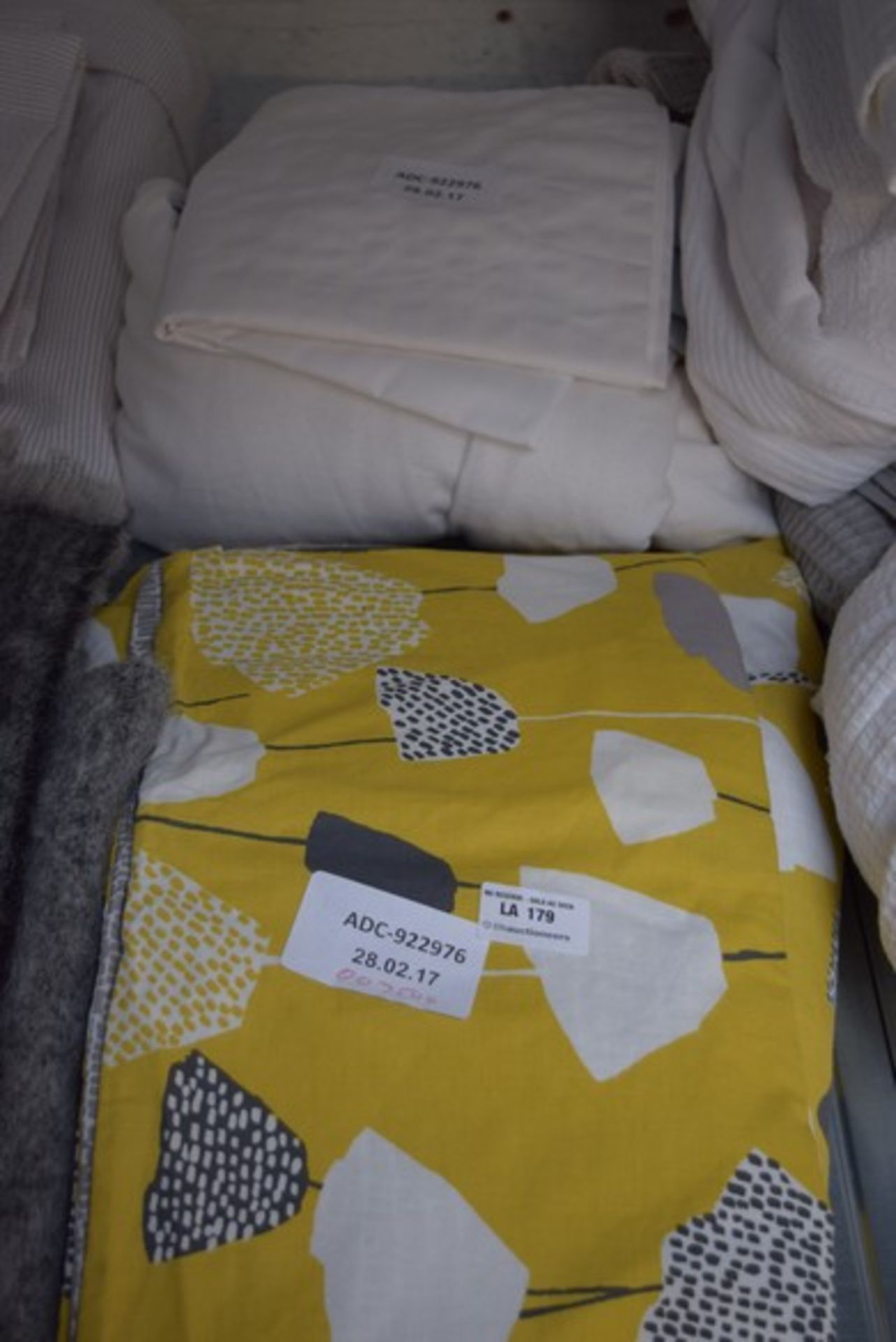 2 x ASSORTED DESIGNER DUVET AND PILLOWCASE SETS (UNKNOWN SIZES) COMBINED RRP £150 28.02.17 *PLEASE