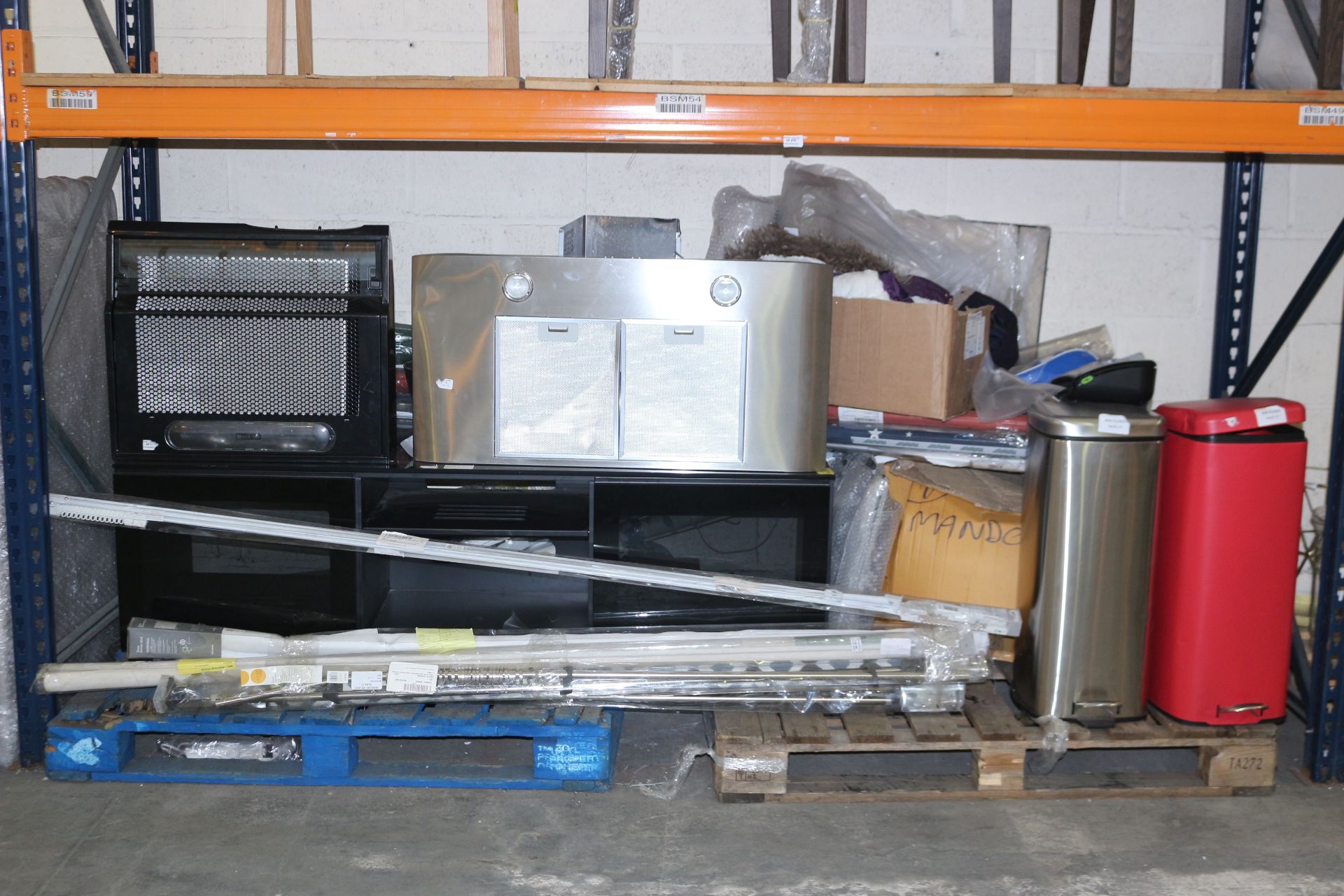 1 x BAY TO CONTAIN A LARGE AMOUNT OF ASSORTED ITEMS TO INCLUDE STAINLESS STEEL PEDAL BIN COOKER HOOD