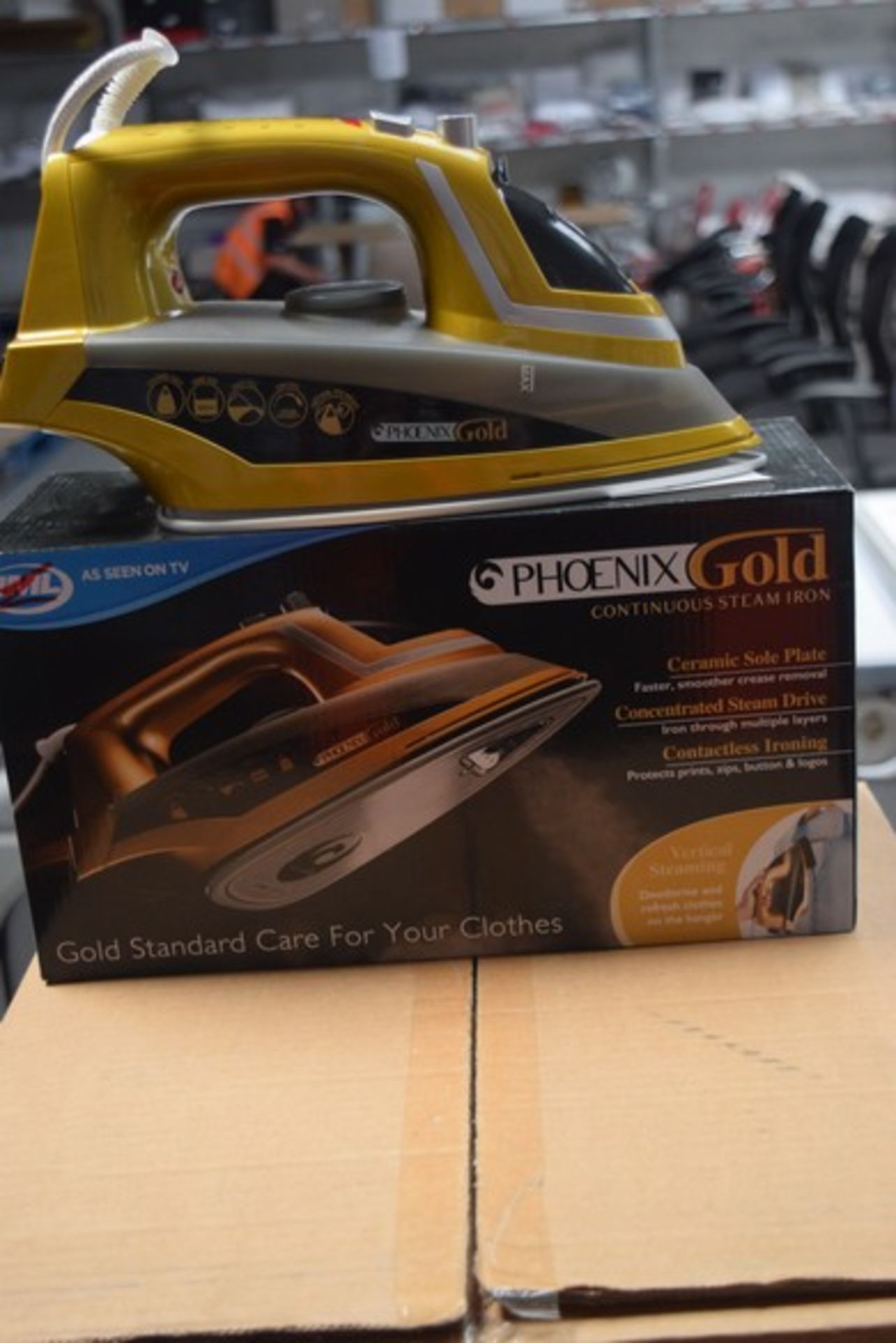 1 x BOXED PHOENIX GOLD CERAMIC SOLE PLATE STEAM IRON RRP £40 10.07.17 *PLEASE NOTE THAT THE BID