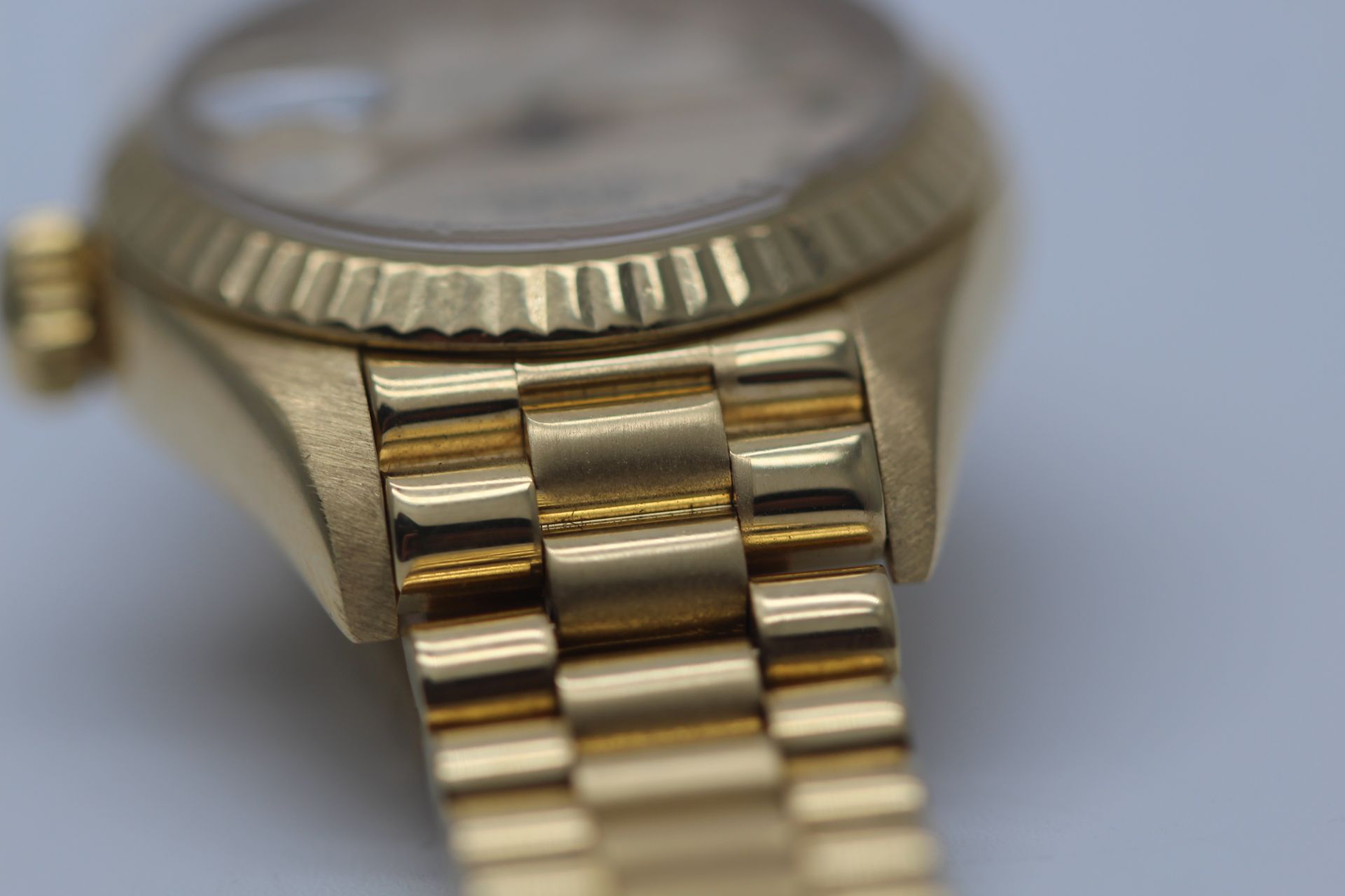 ROLEX, LADIES 18CT GOLD DATEJUST SET WITH CREME DIAL - Image 8 of 9