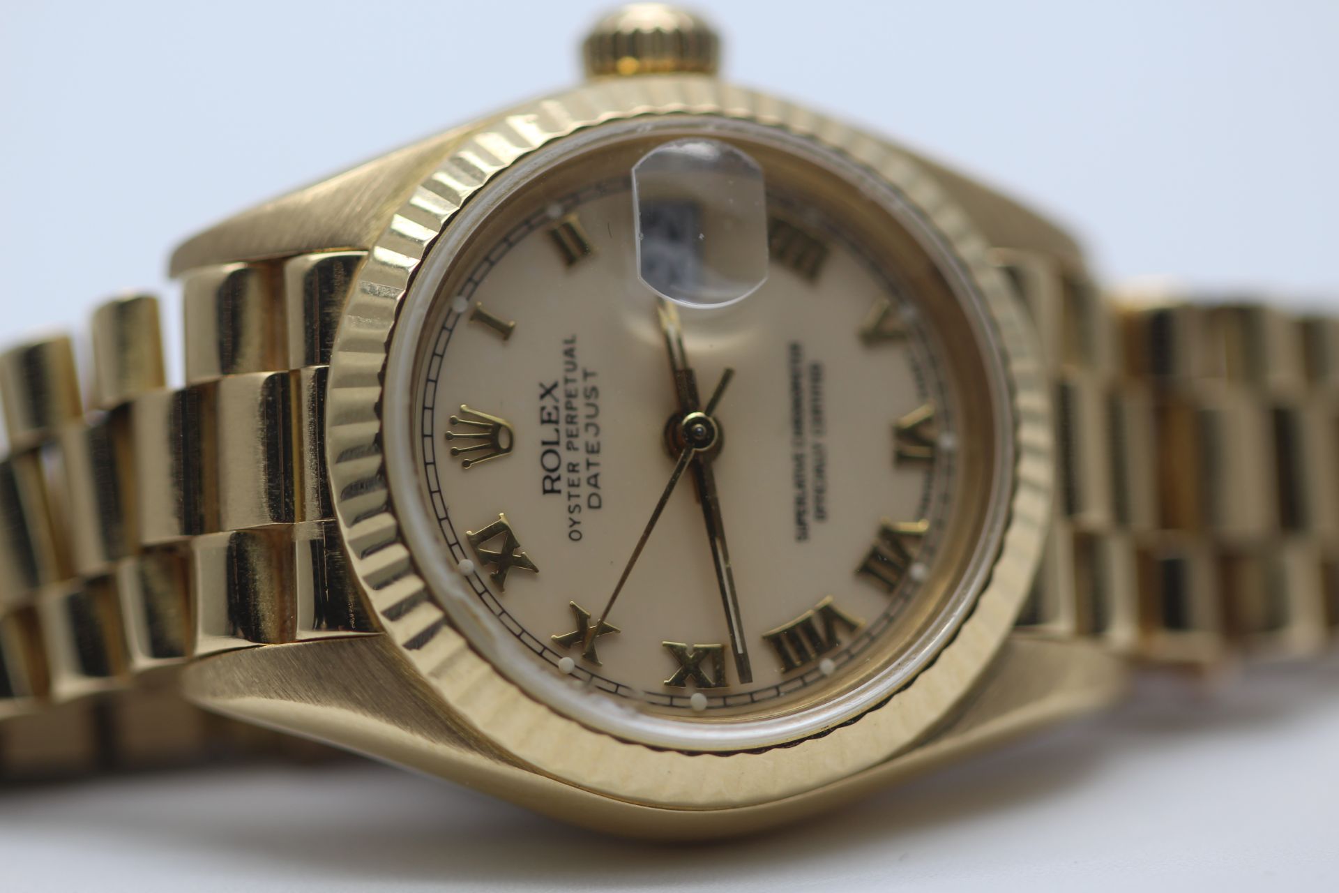 ROLEX, LADIES 18CT GOLD DATEJUST SET WITH CREME DIAL - Image 3 of 9