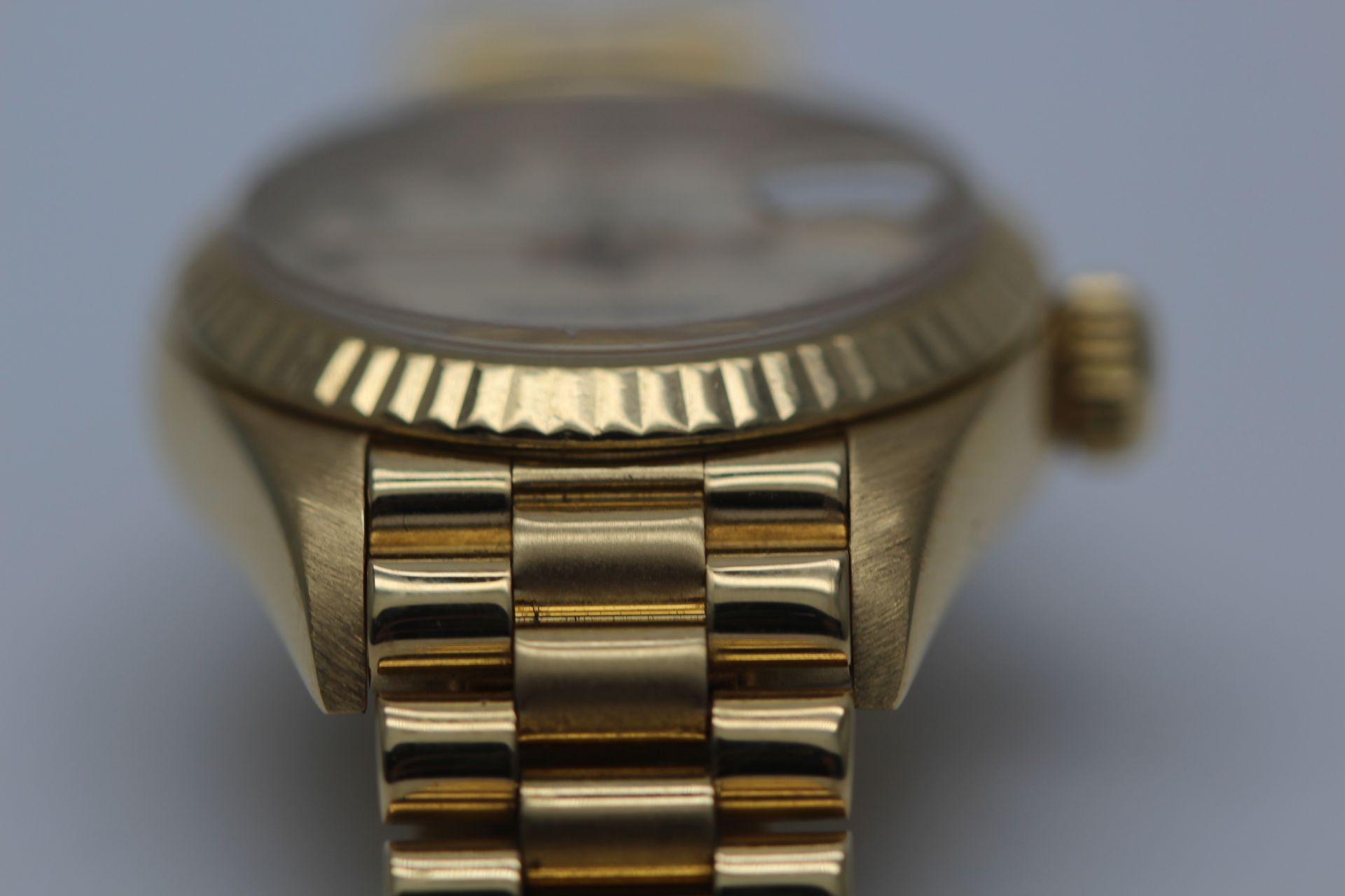 ROLEX, LADIES 18CT GOLD DATEJUST SET WITH CREME DIAL - Image 7 of 9