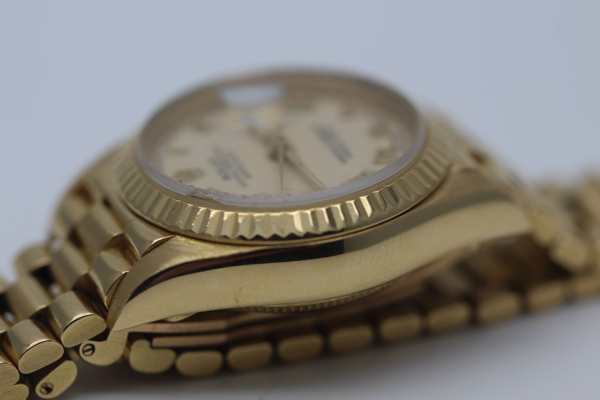 ROLEX, LADIES 18CT GOLD DATEJUST SET WITH CREME DIAL - Image 6 of 9